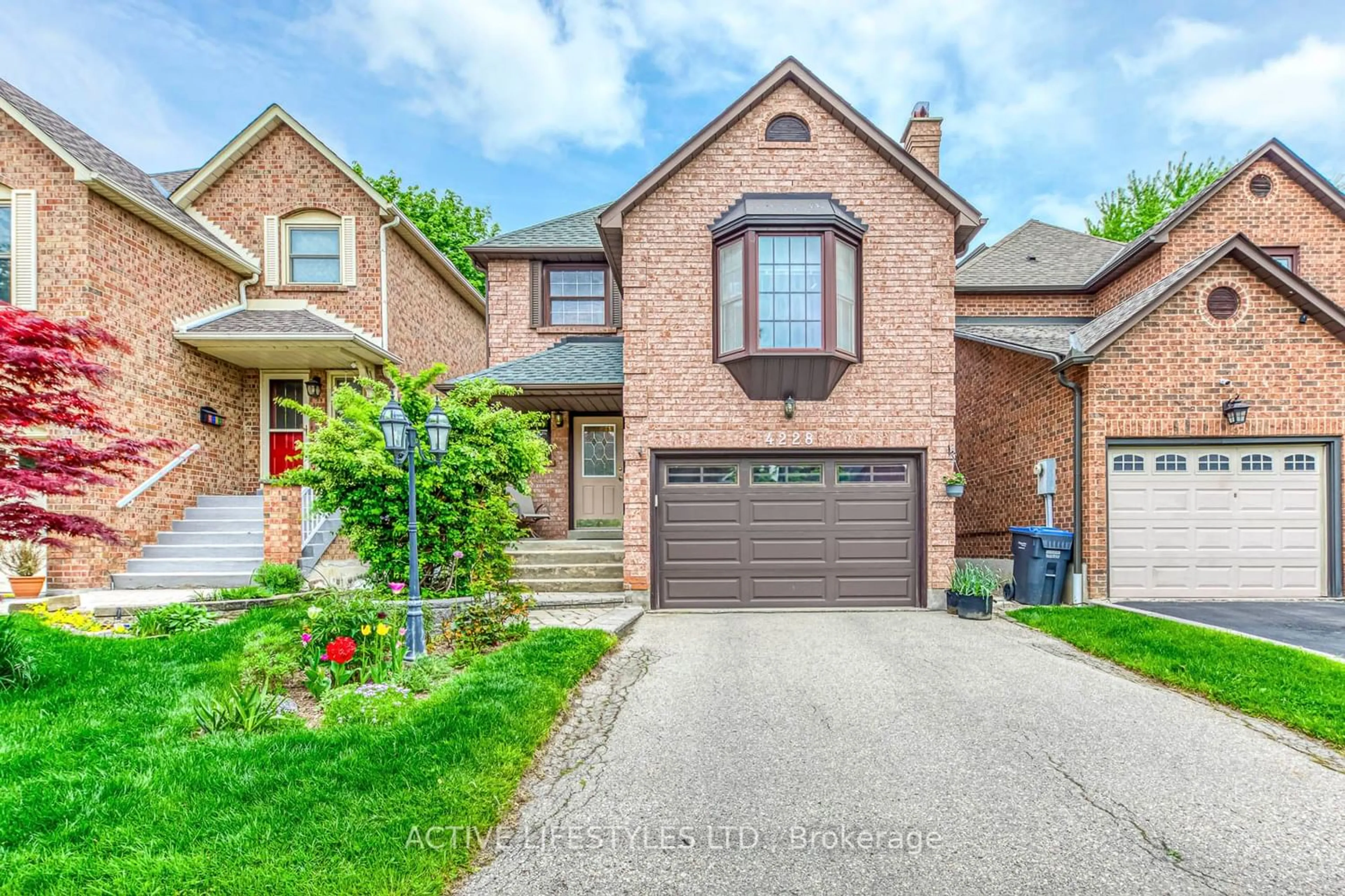 Home with brick exterior material for 4228 Lastrada Hts, Mississauga Ontario L5C 3W3