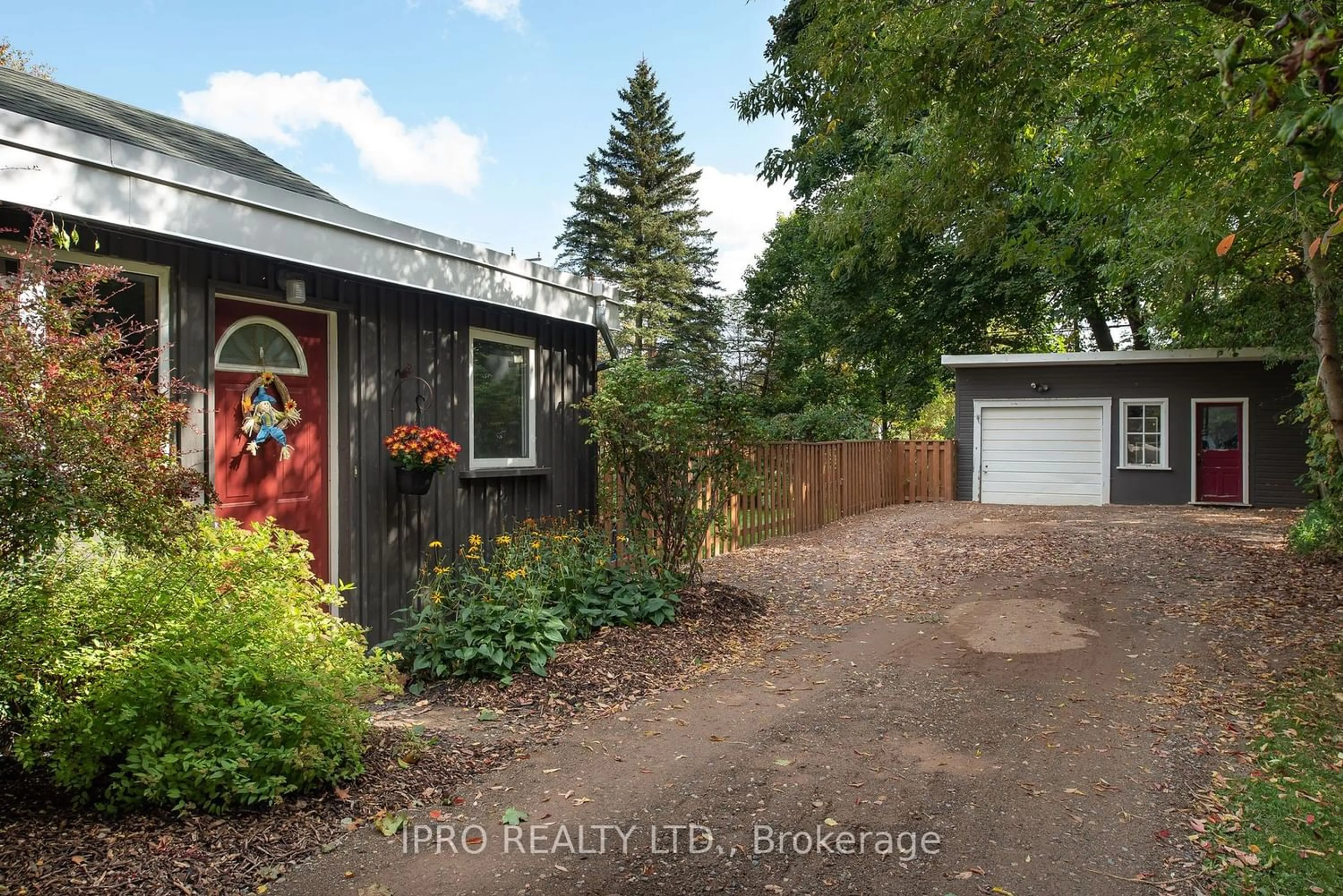 Frontside or backside of a home for 1551 Queen St, Caledon Ontario L7K 0C2