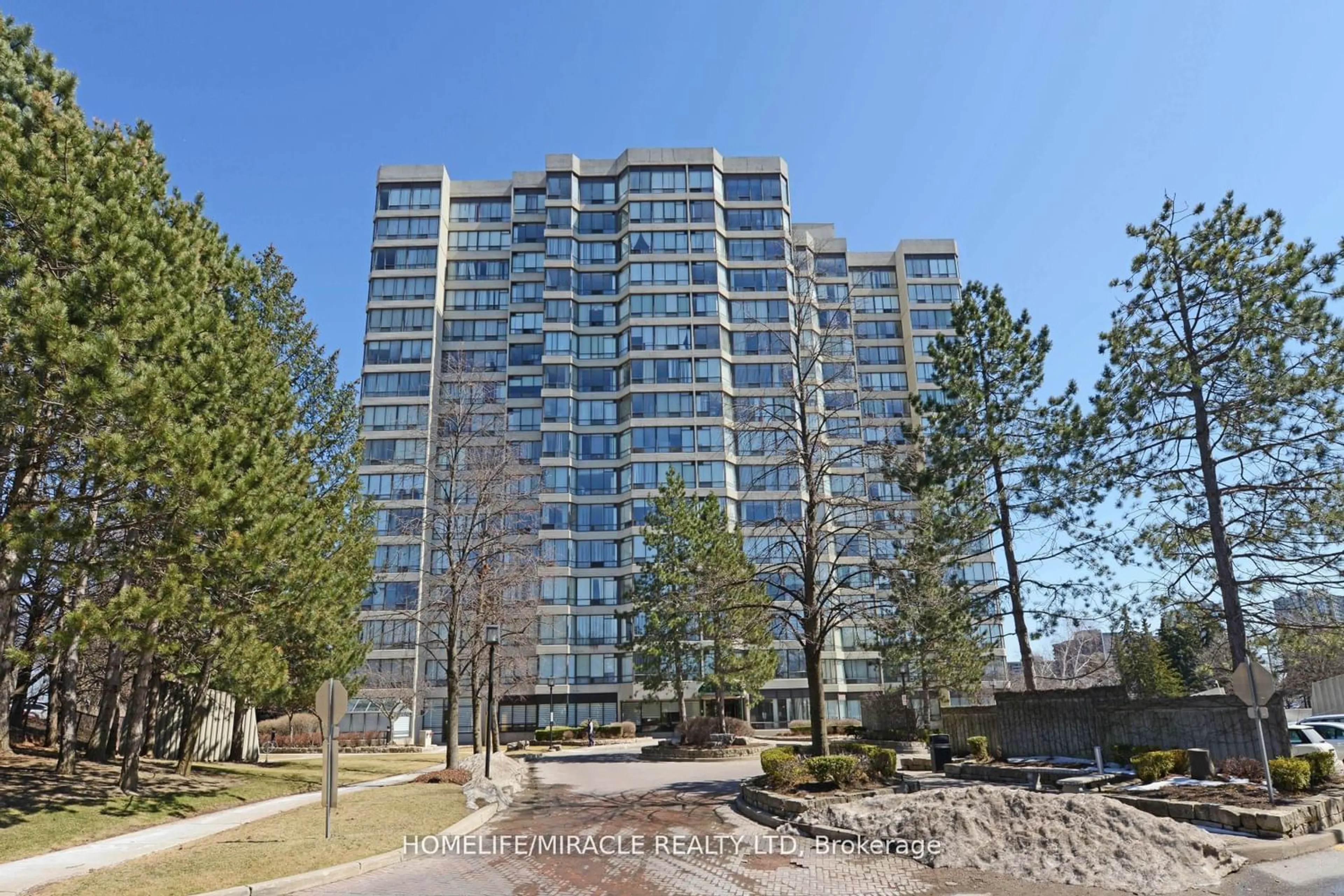 A pic from exterior of the house or condo for 26 Hanover Rd #401, Brampton Ontario L6S 4T2