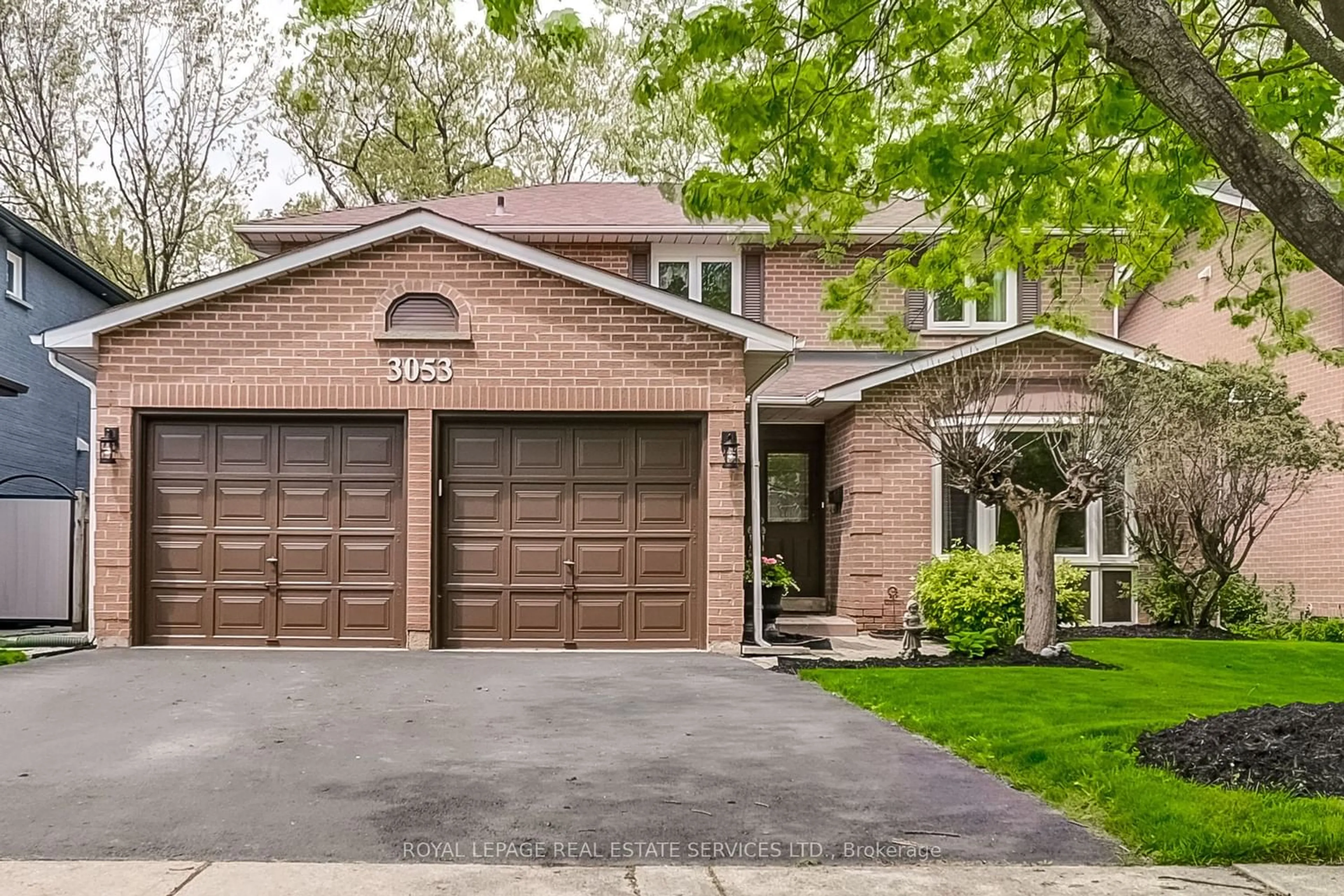 Home with brick exterior material for 3053 Swansea Dr, Oakville Ontario L6L 6H7