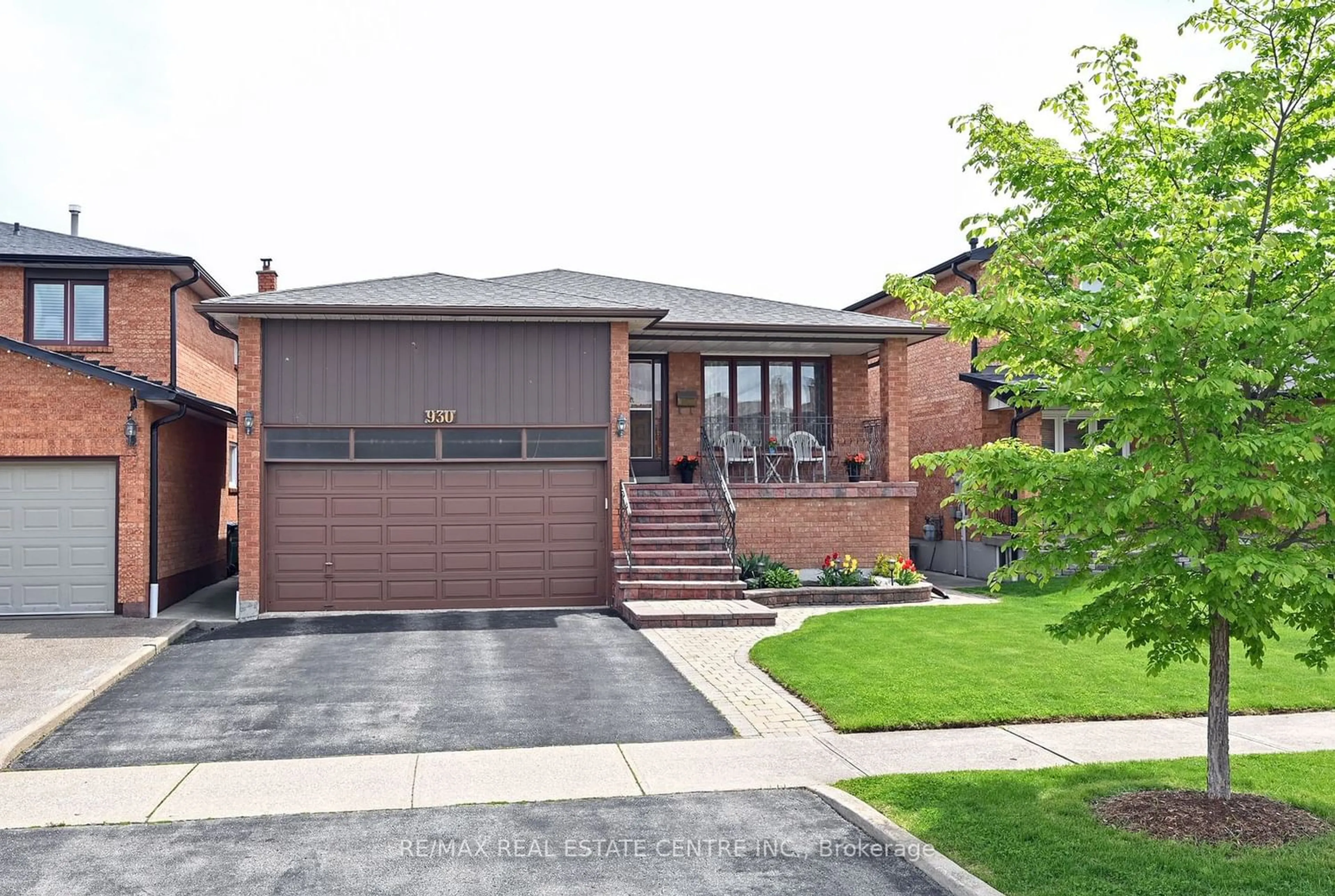 Home with brick exterior material for 930 Wetherby Lane, Mississauga Ontario L4W 4S7