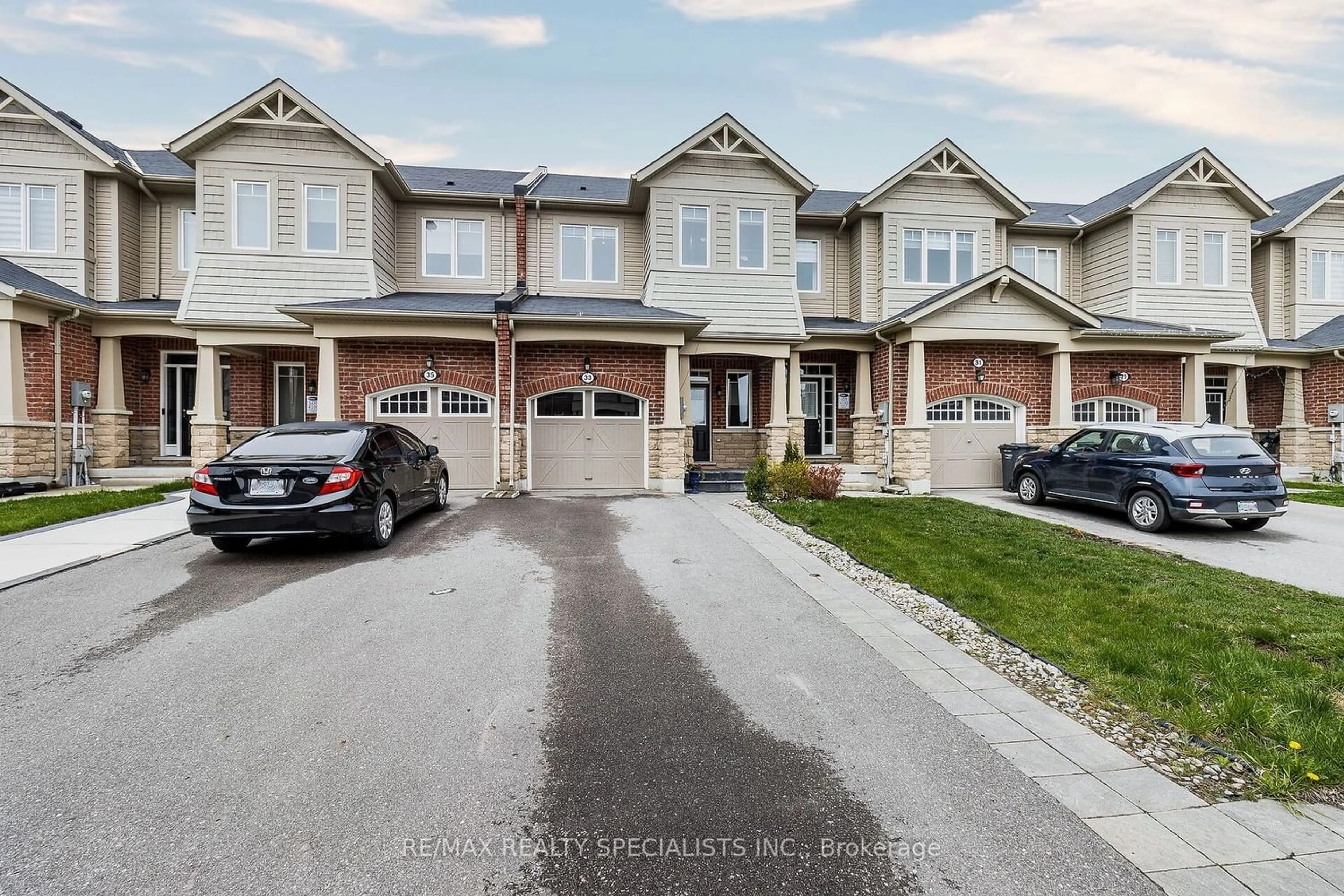 A pic from exterior of the house or condo for 33 Phyllis Dr, Caledon Ontario L7C 4E2