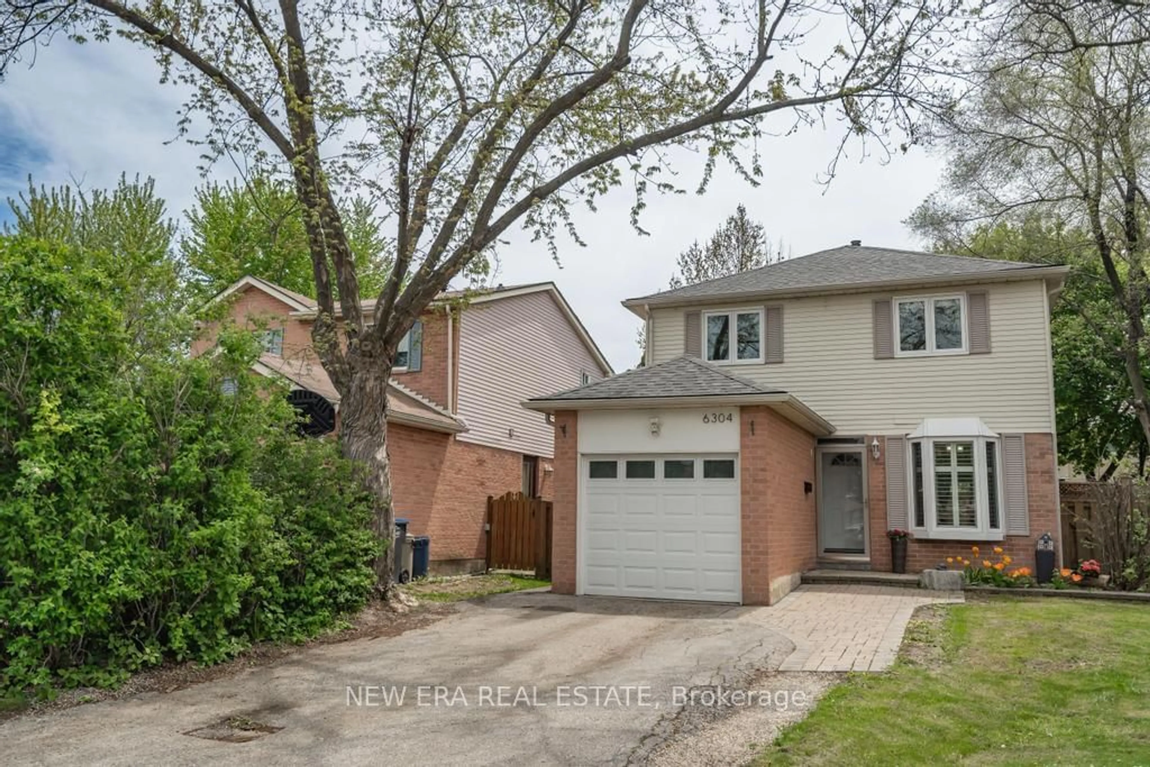 Frontside or backside of a home for 6304 Martel Crt, Mississauga Ontario L5N 3H6