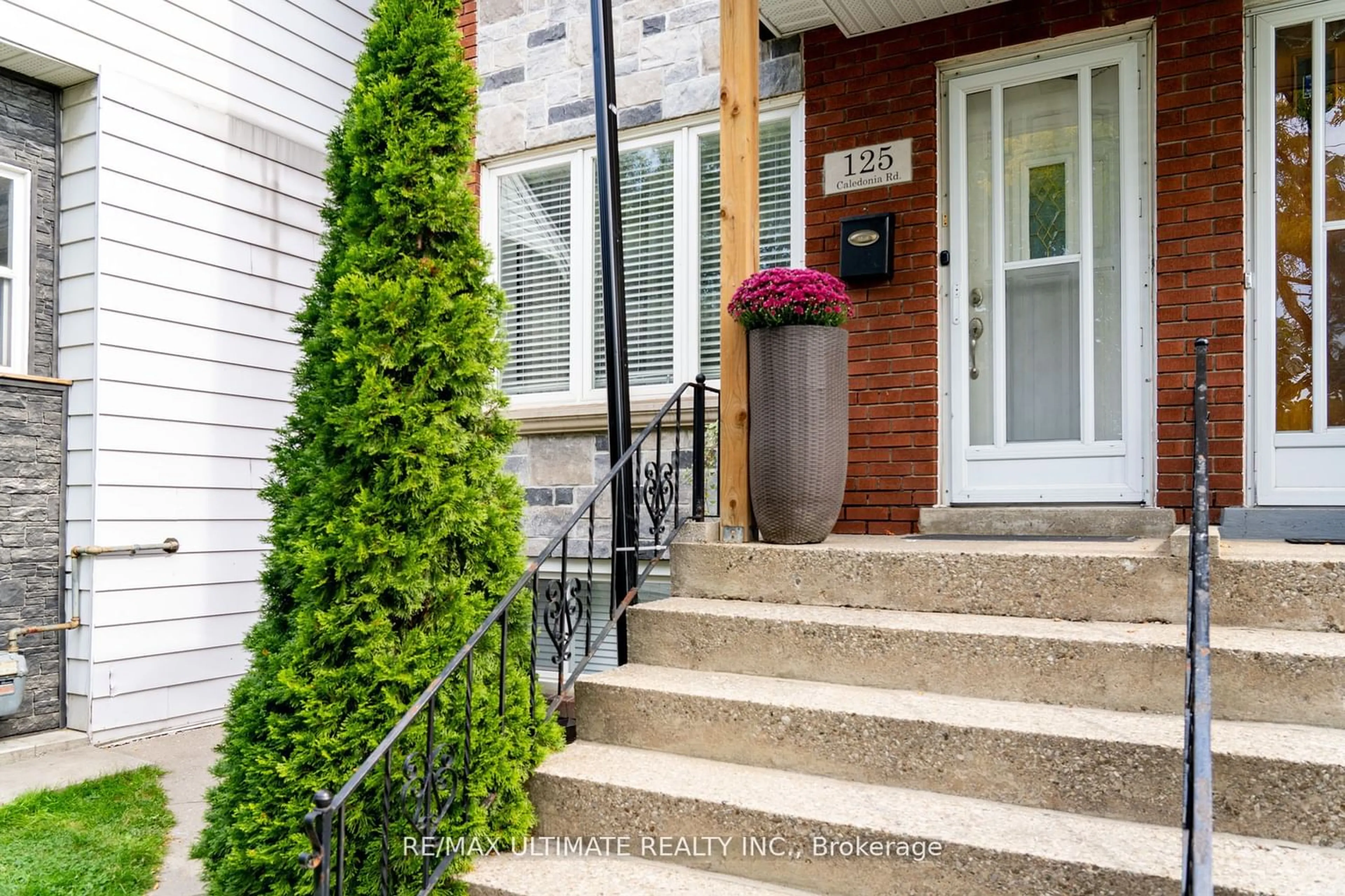 Indoor entryway for 125 Caledonia Rd, Toronto Ontario M6E 4S8