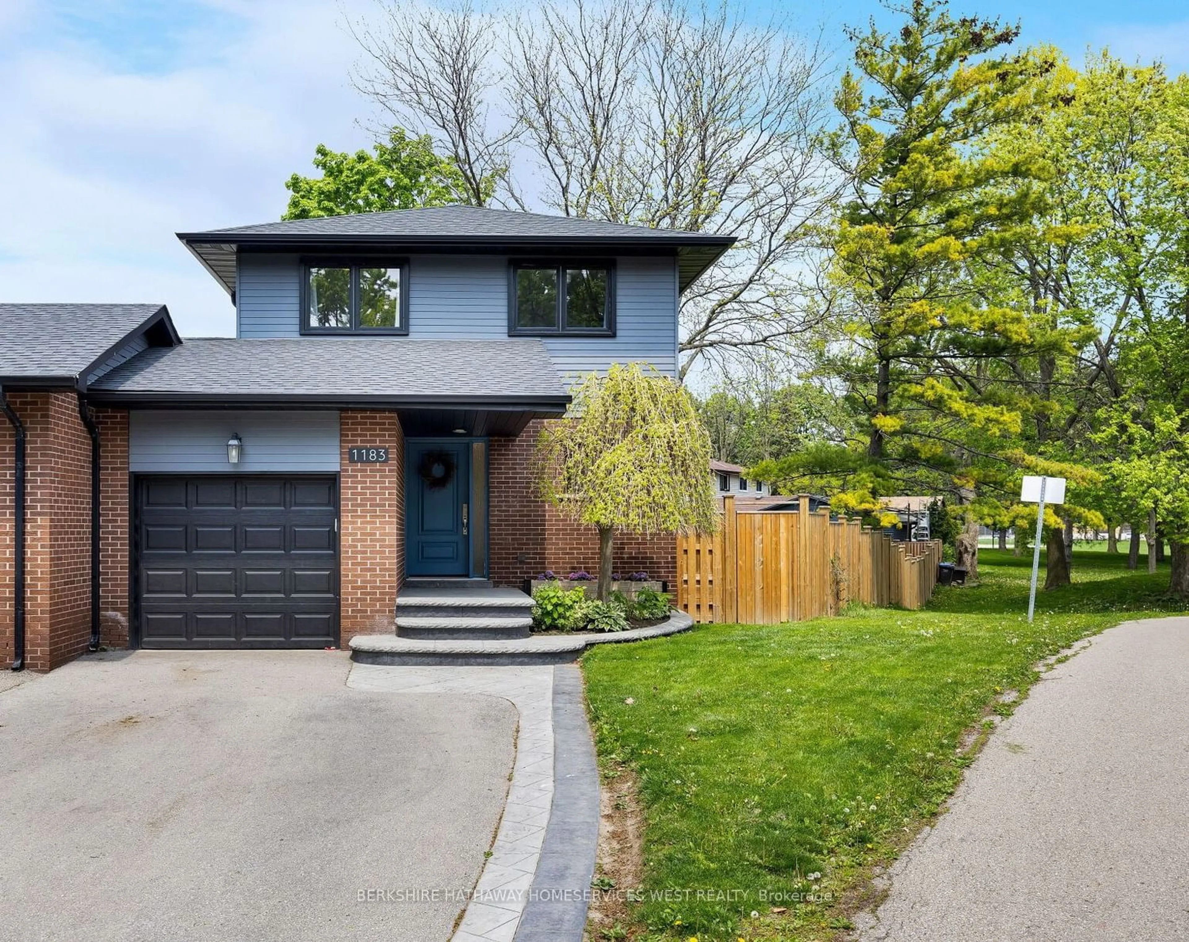 Frontside or backside of a home for 1183 Meander Crt, Mississauga Ontario L4Y 4A7