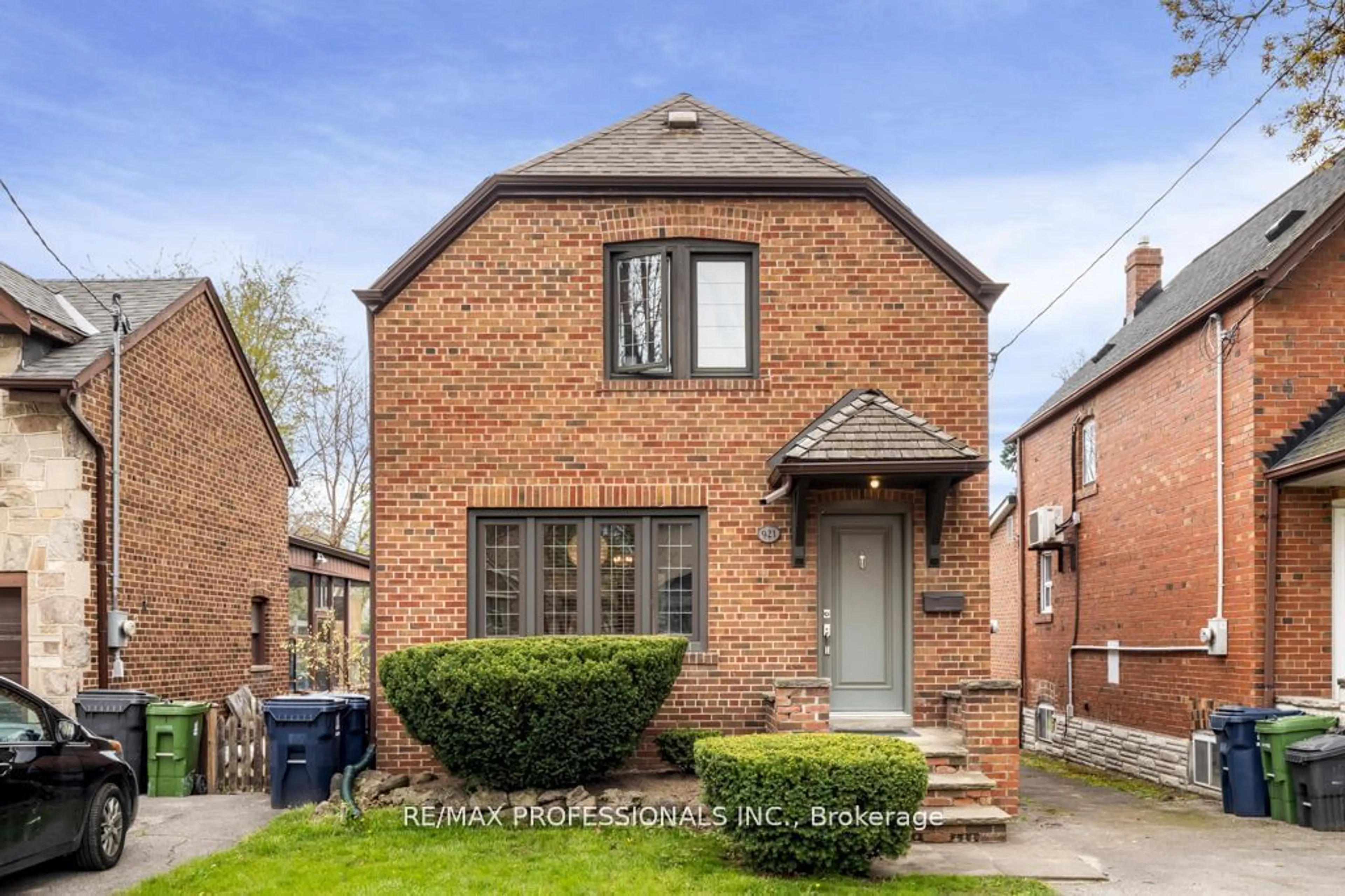 Home with brick exterior material for 921 Royal York Rd, Toronto Ontario M8Y 2V8