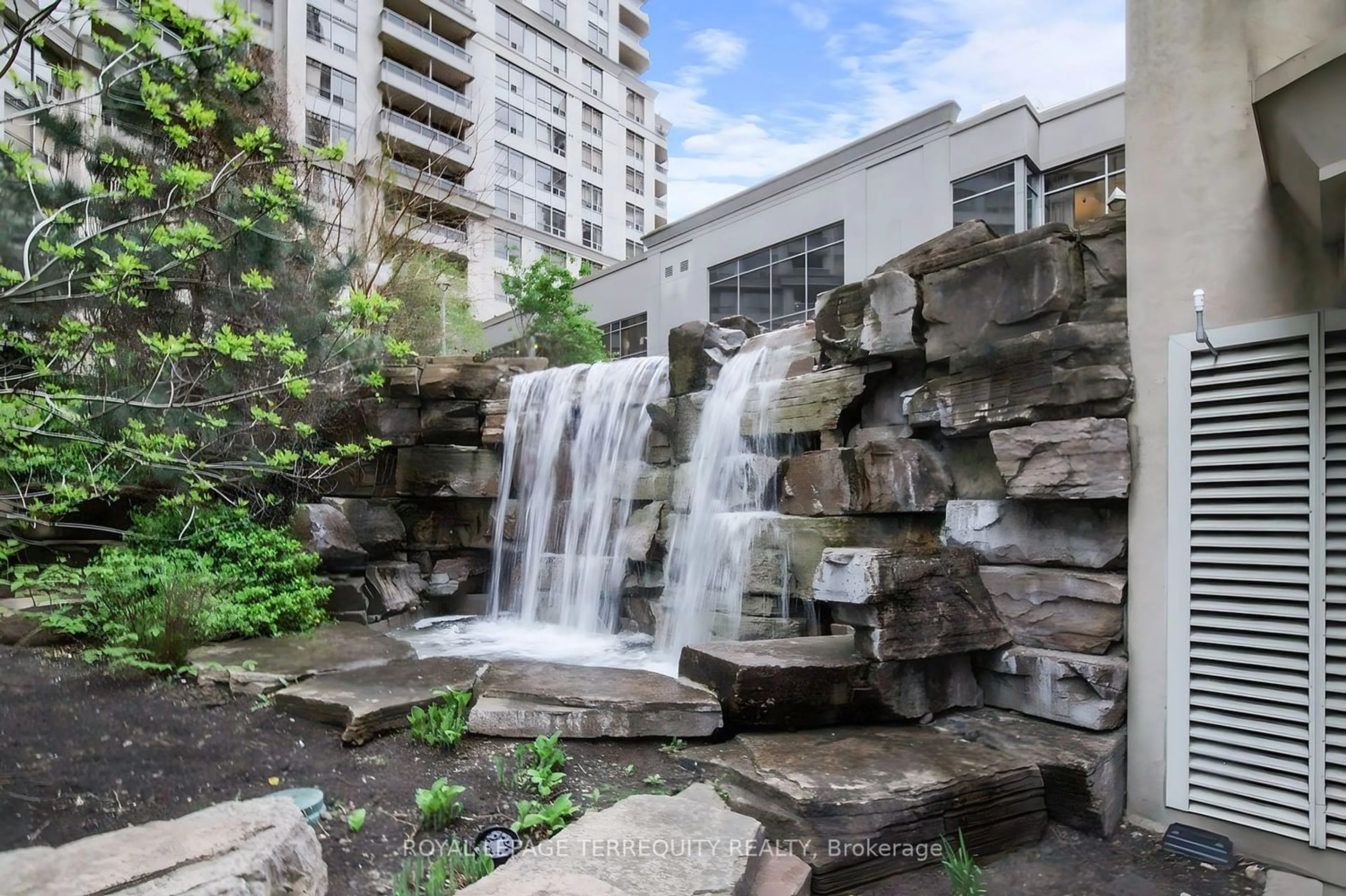 A pic from exterior of the house or condo for 3880 Duke Of York Blvd #2001, Mississauga Ontario L5B 4M7