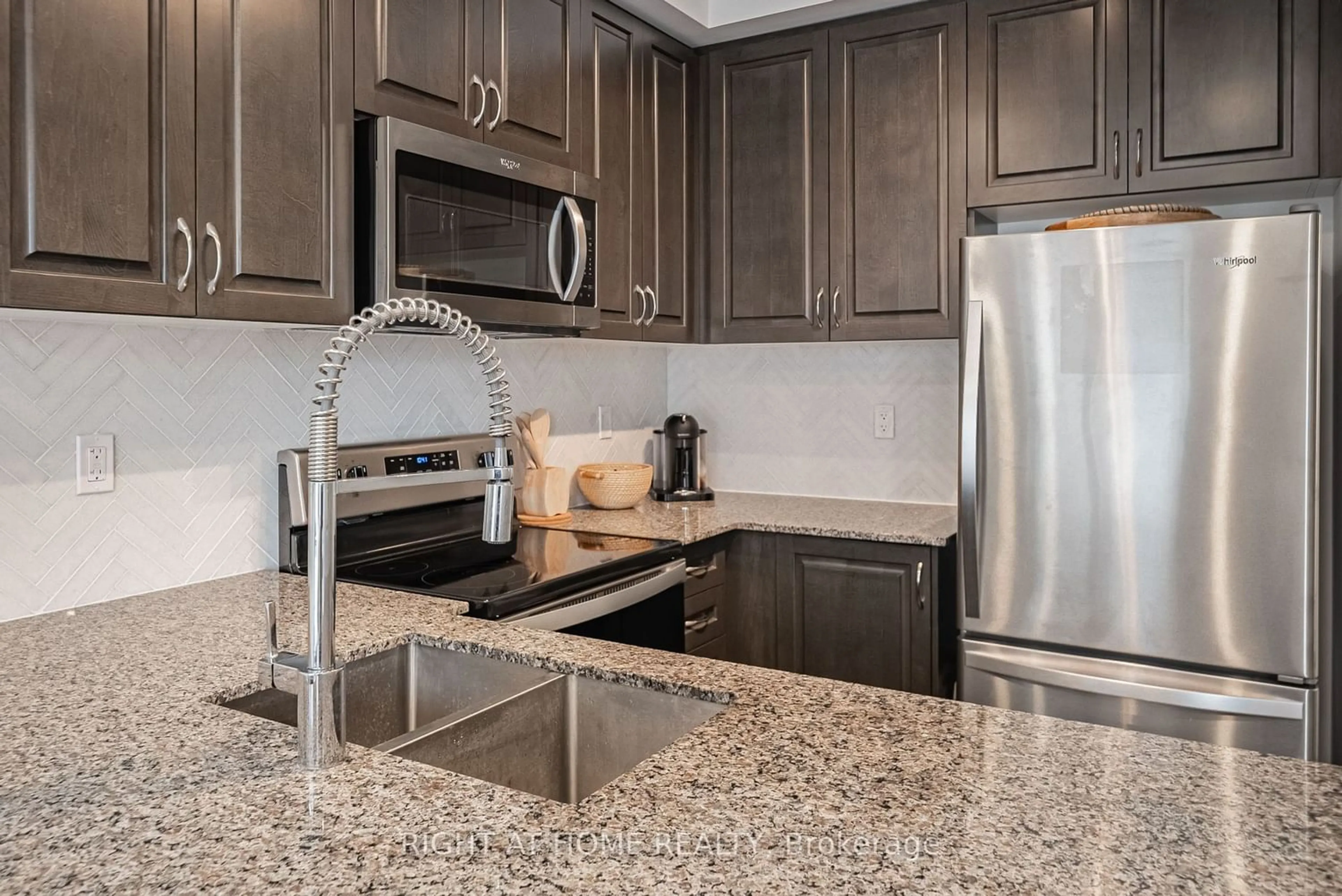 Standard kitchen for 721 Lawrence Ave #70, Toronto Ontario M6A 0C6