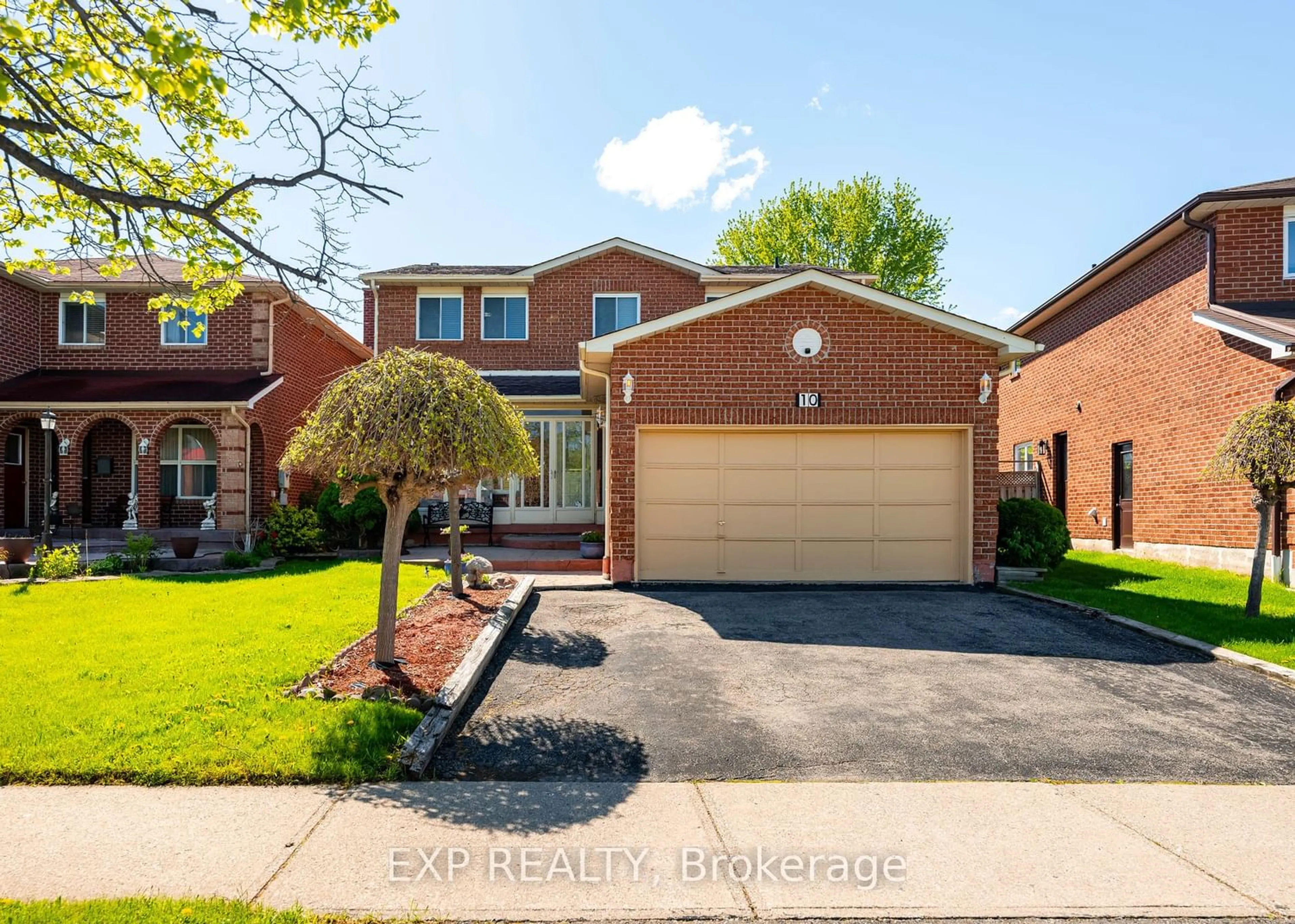 Home with brick exterior material for 10 Ruth Ave, Brampton Ontario L6Z 3X4