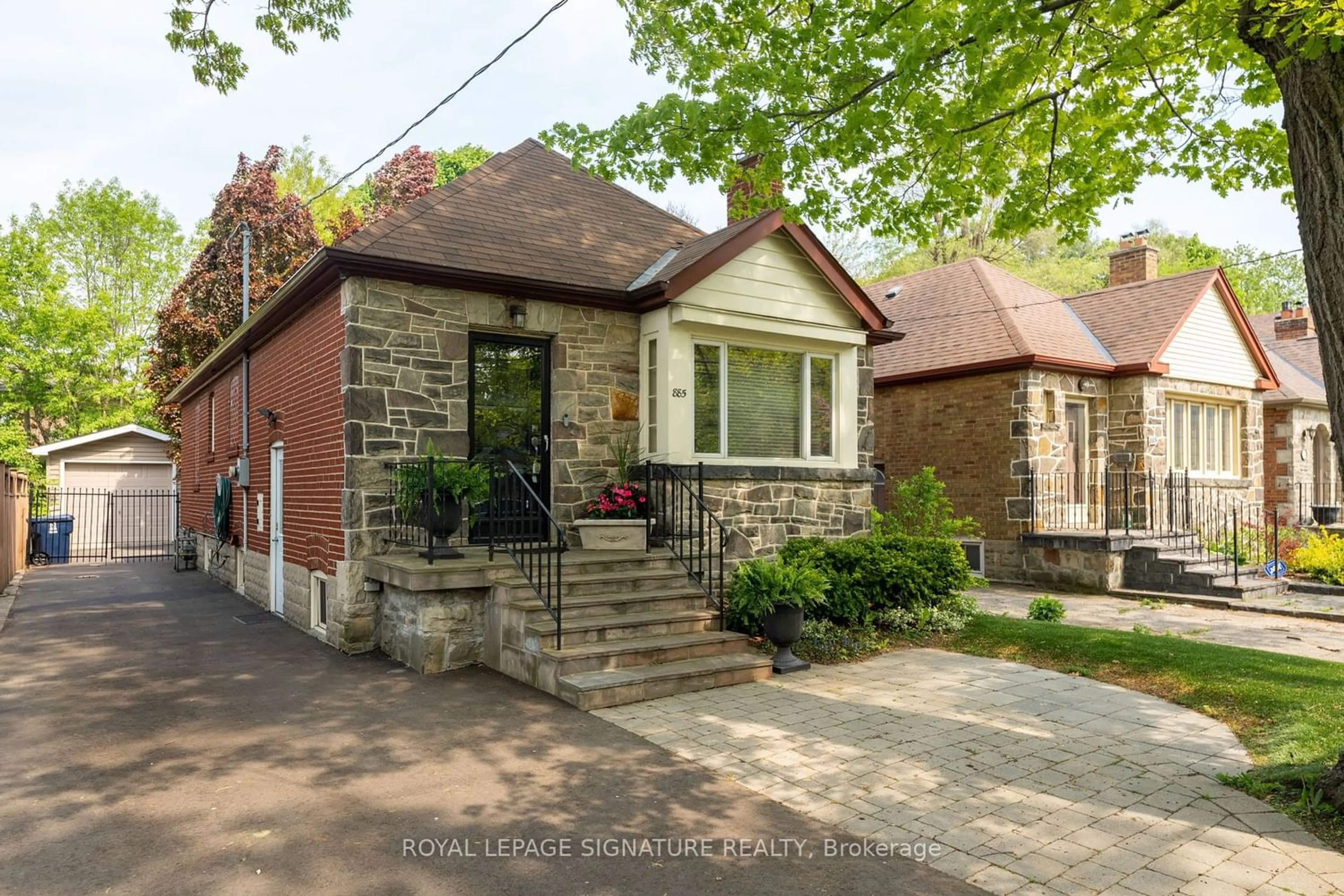 Home with brick exterior material for 885 Royal York Rd, Toronto Ontario M8Y 2V5