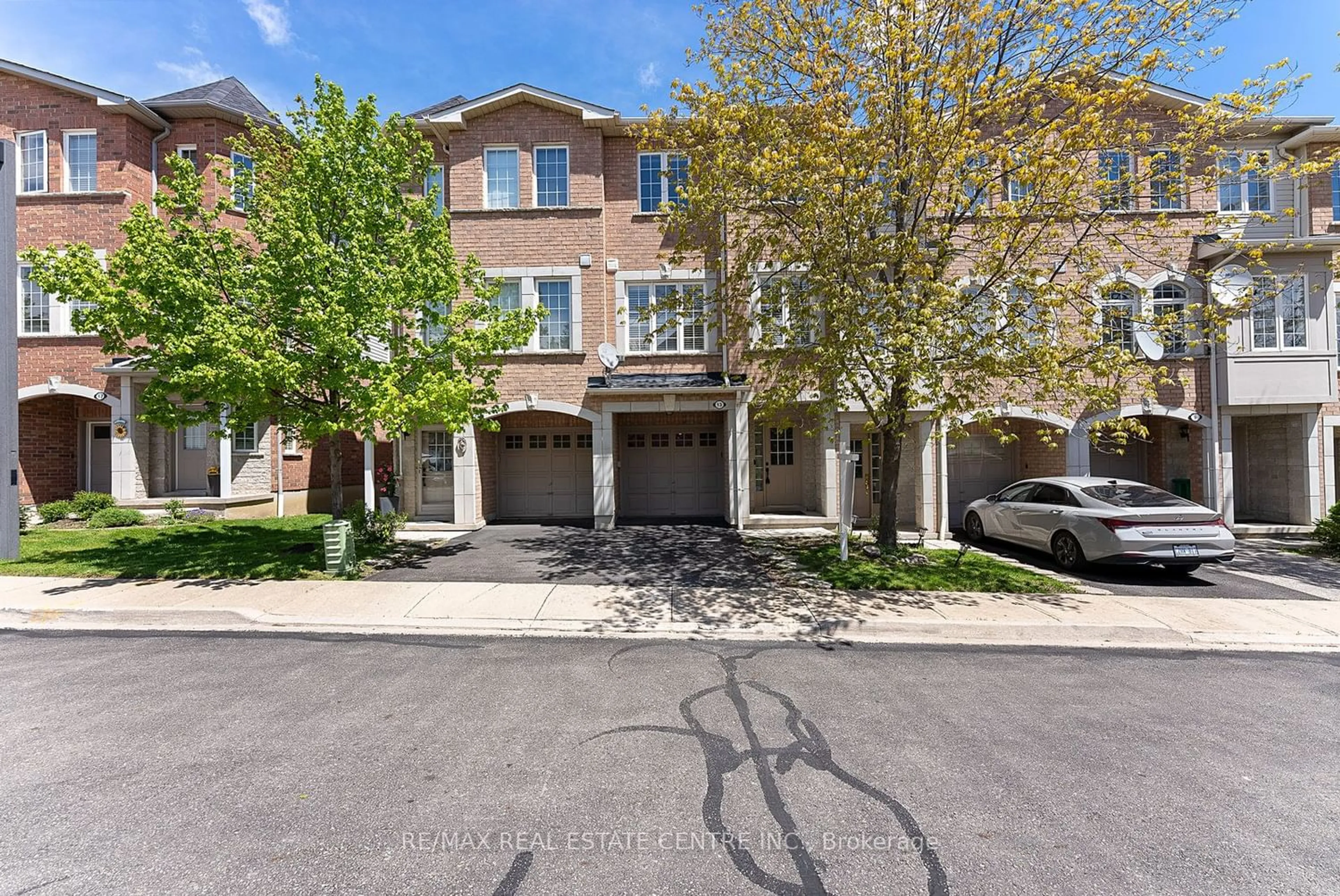 A pic from exterior of the house or condo for 3071 Treadwells Dr #13, Mississauga Ontario L4X 0A1