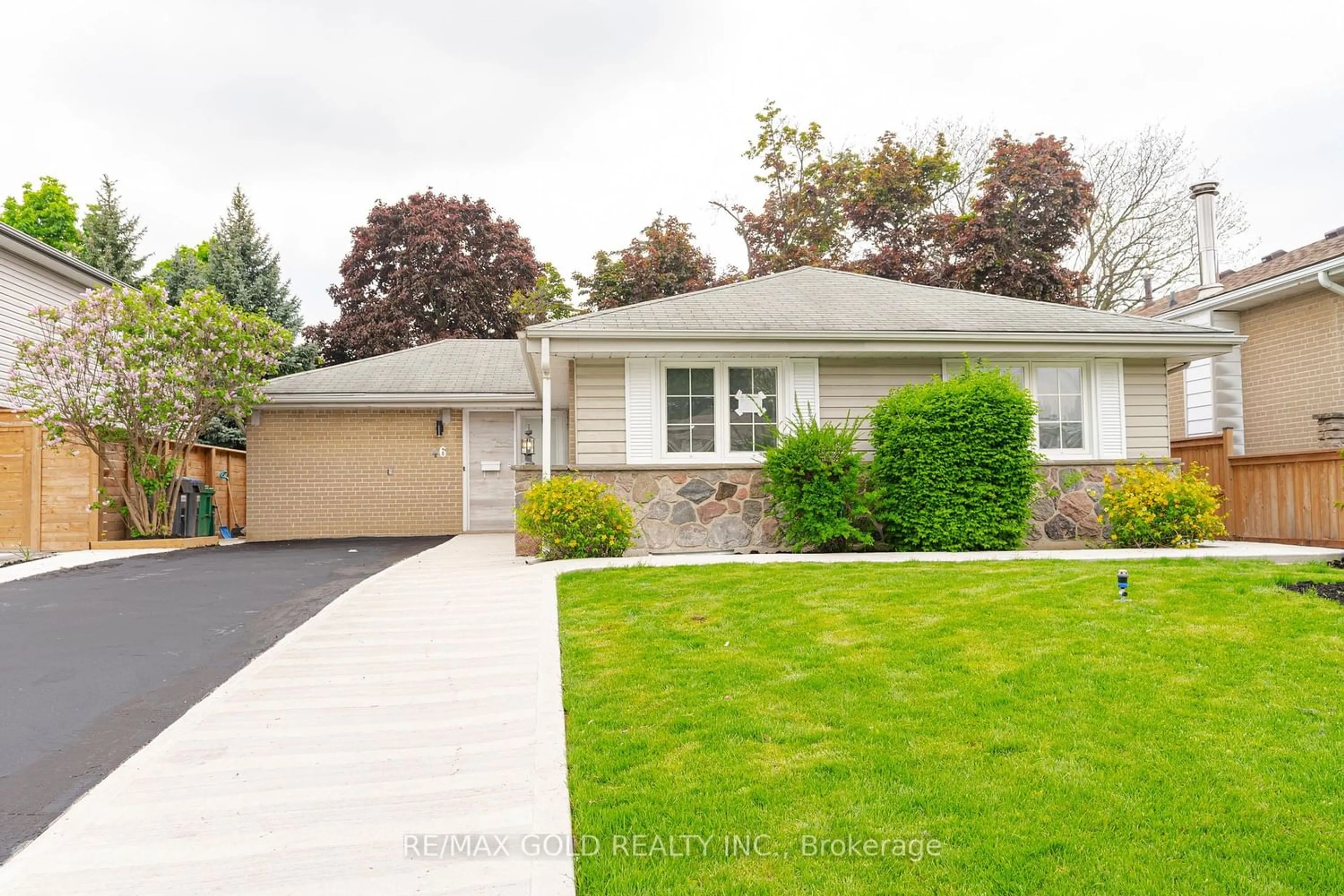 Frontside or backside of a home for 46 Staveley Cres, Brampton Ontario L6W 2R9