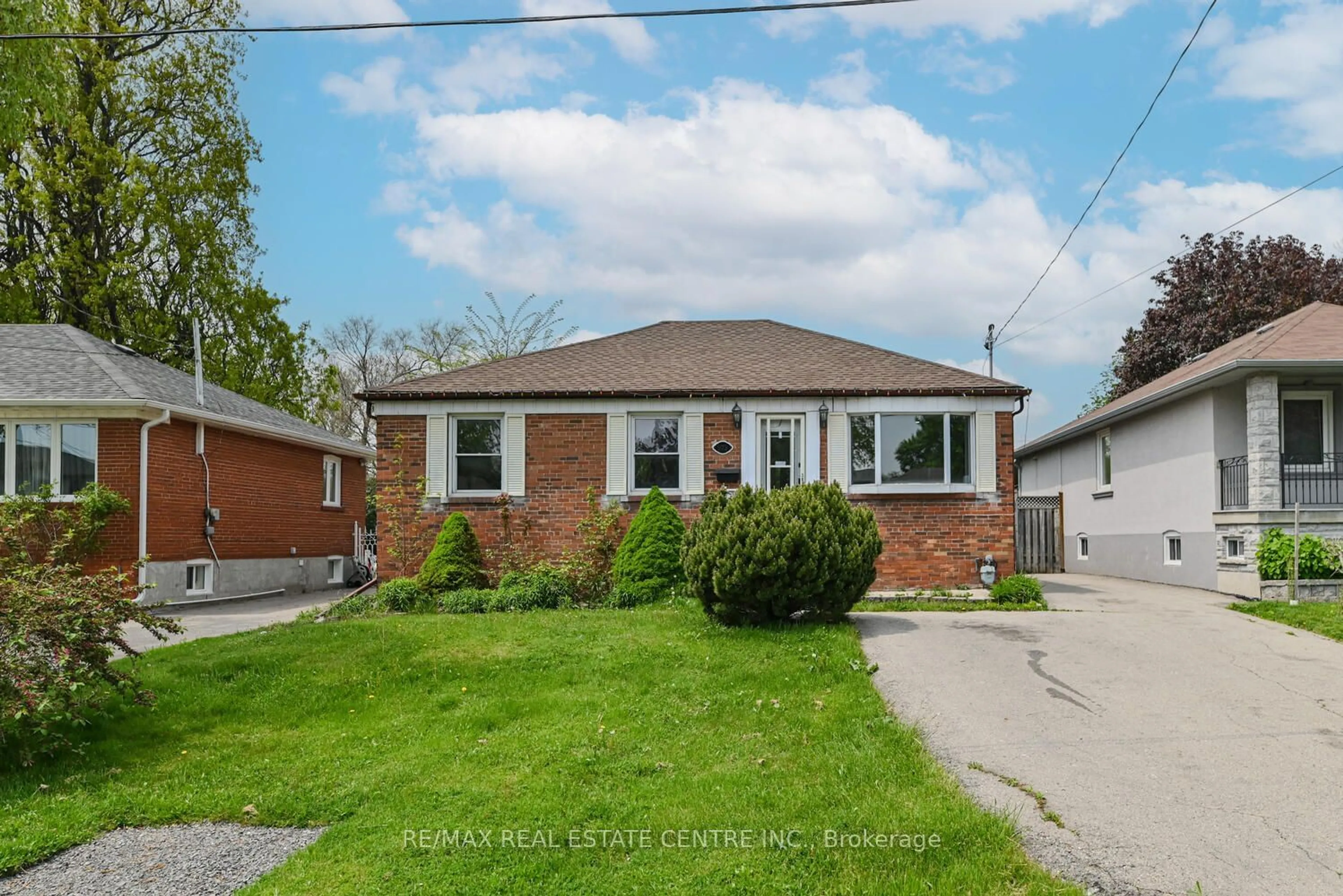 Frontside or backside of a home for 573 Exbury Cres, Mississauga Ontario L5G 2P5