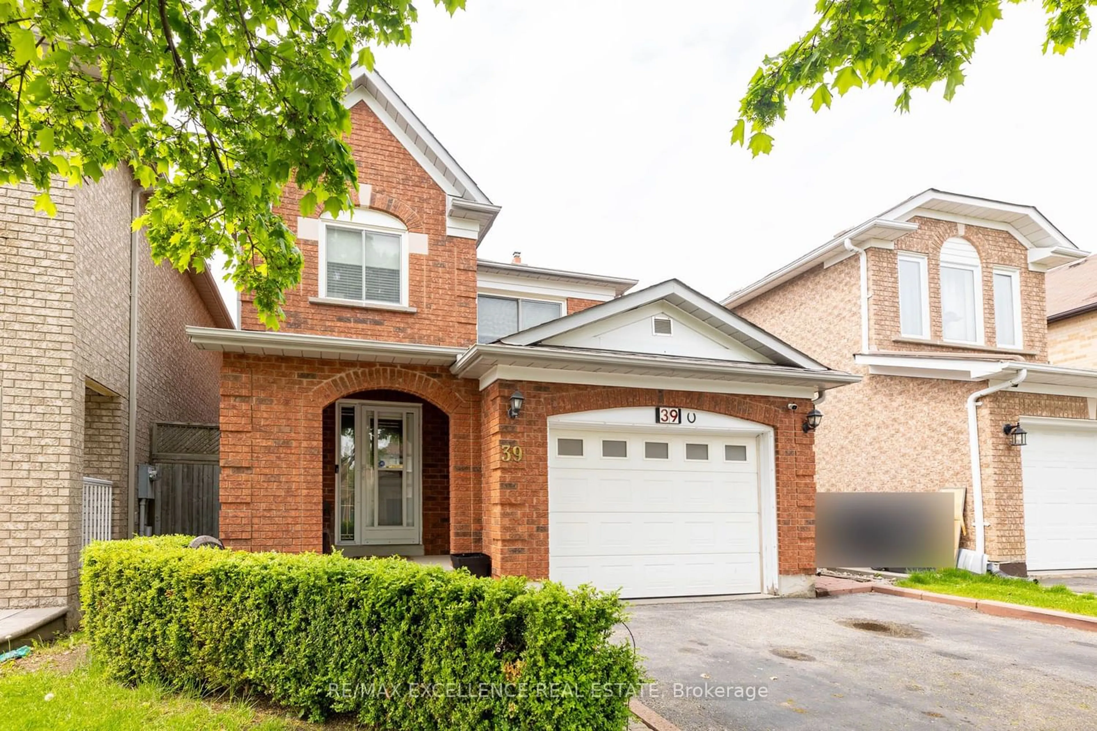 Home with brick exterior material for 39 Horned Owl Dr, Brampton Ontario L6R 1C6