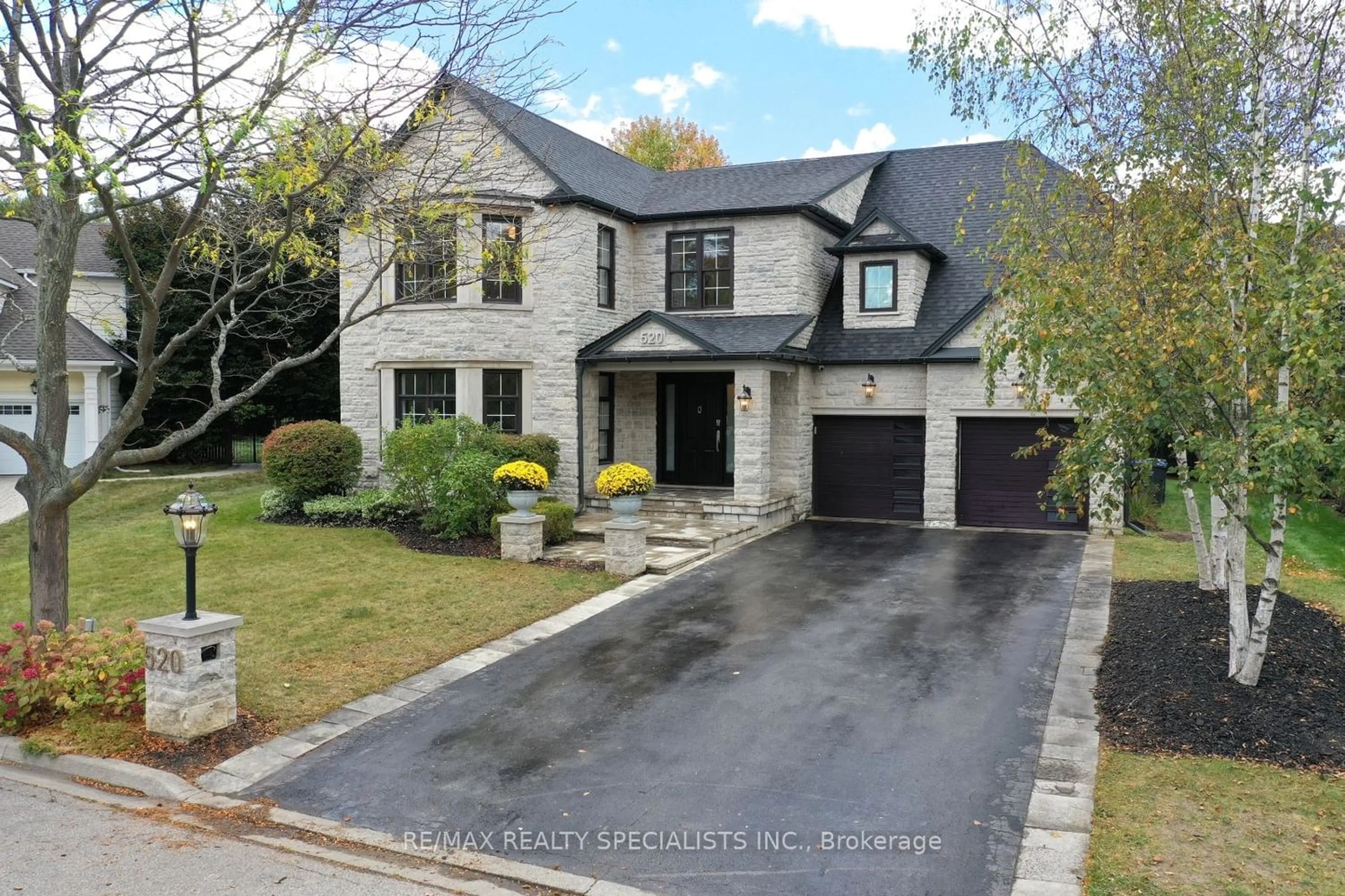 Home with brick exterior material for 520 Gladwyne Crt, Mississauga Ontario L5H 4L4