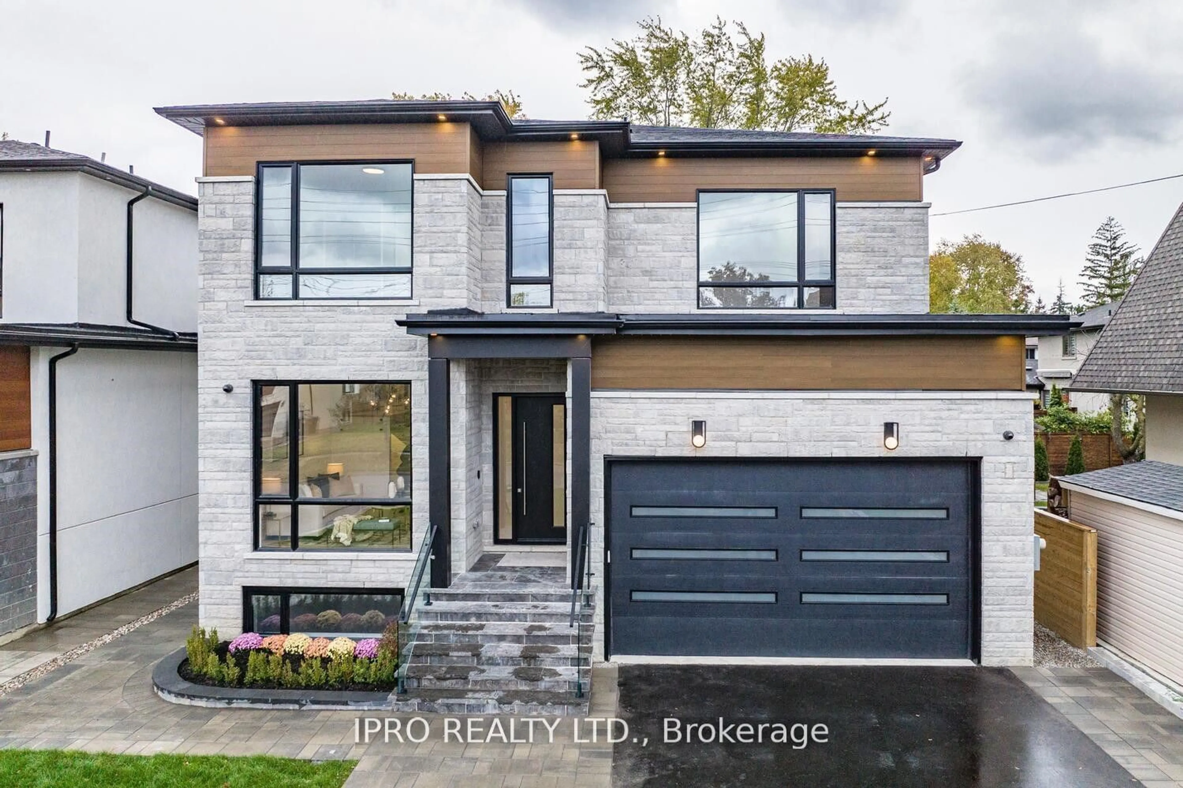 Home with brick exterior material for 2556 Glengarry Rd, Mississauga Ontario L5C 1Y3