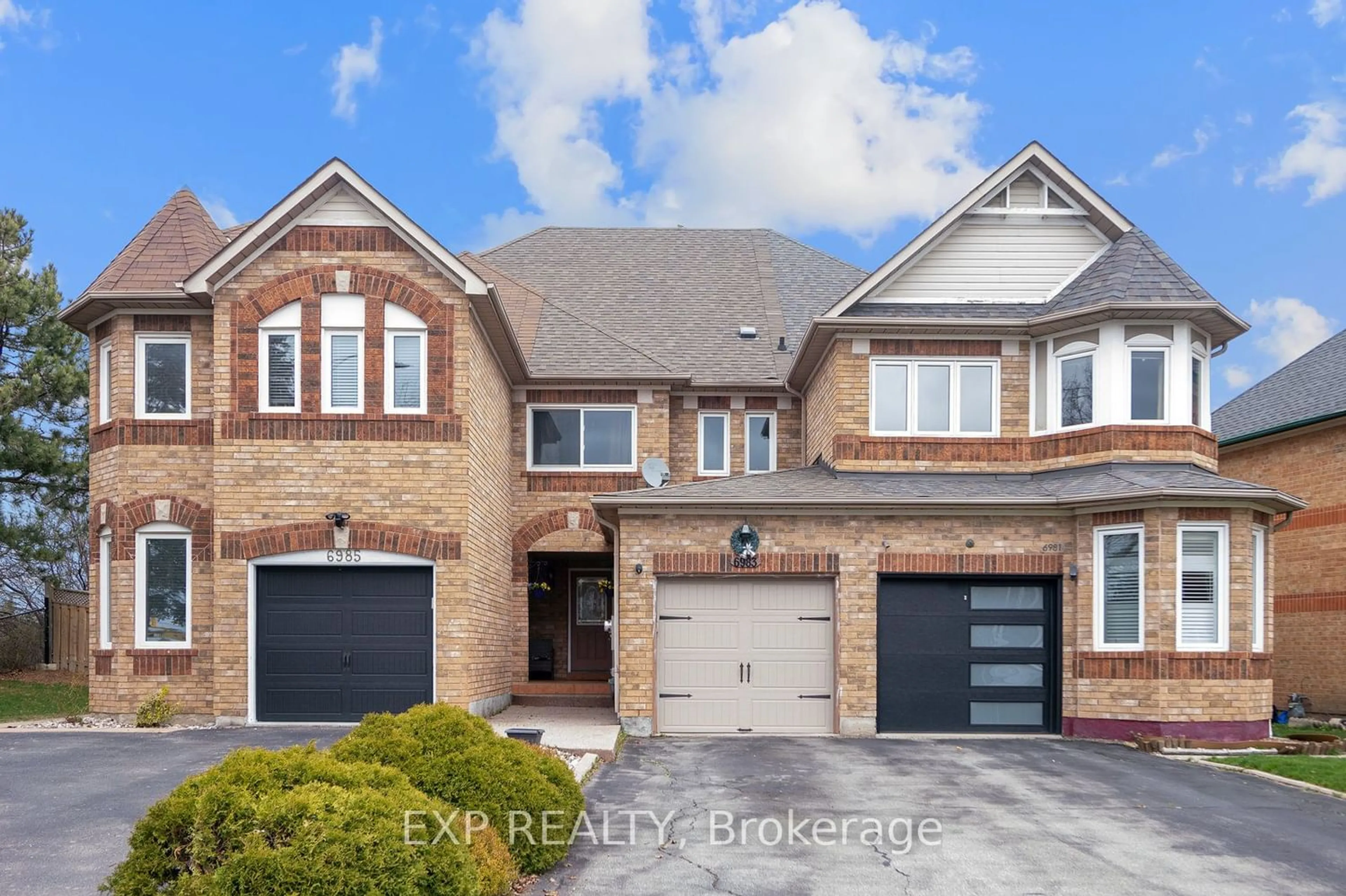 Home with brick exterior material for 6983 Dunnview Crt, Mississauga Ontario L5N 7E4