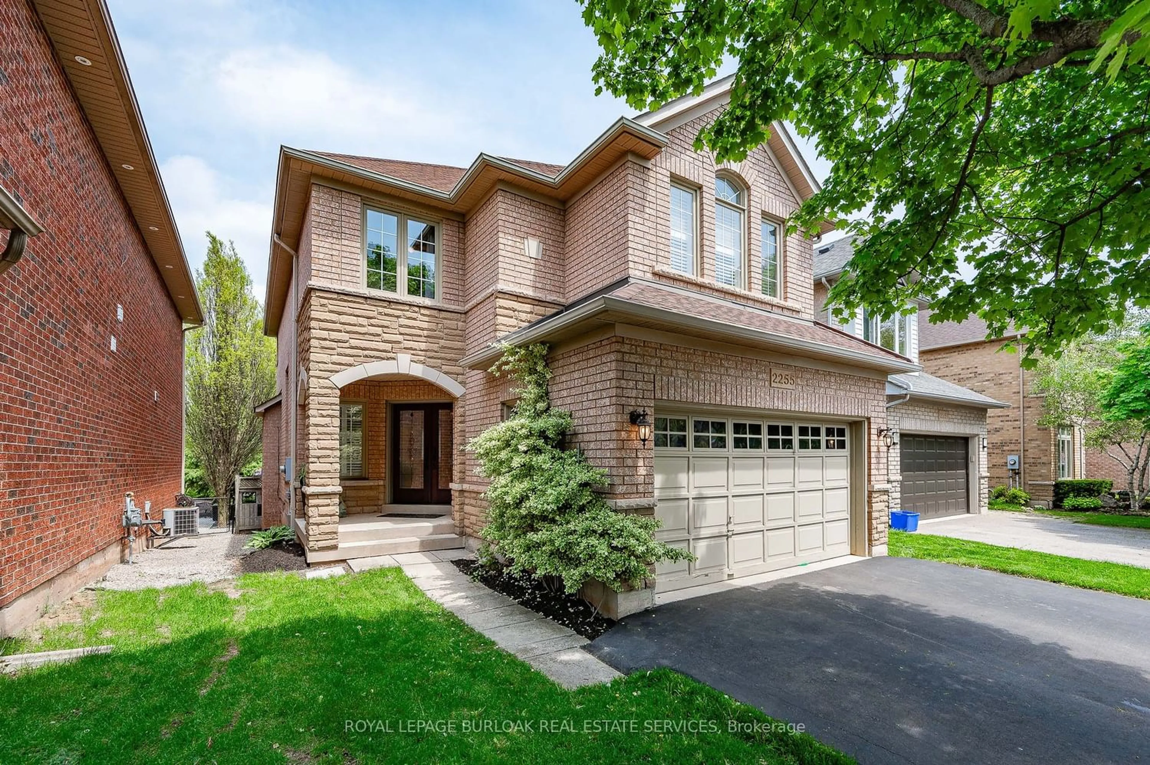 Home with brick exterior material for 2255 Stillmeadow Rd, Oakville Ontario L6M 3T9