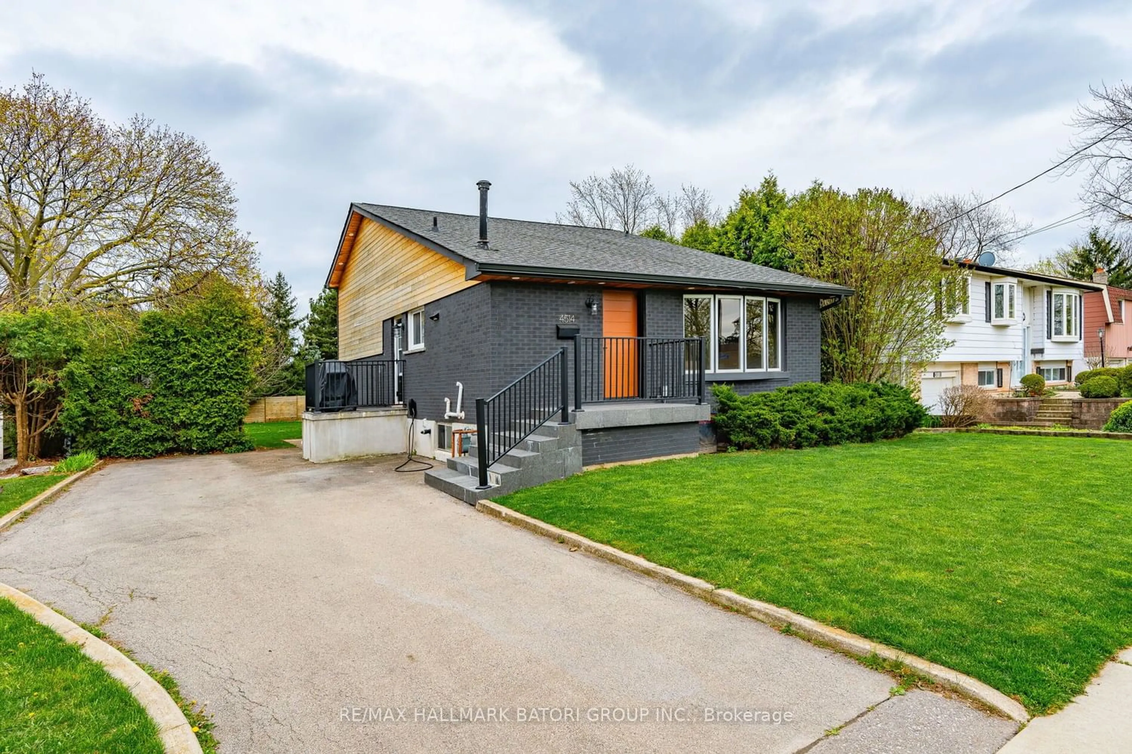 Frontside or backside of a home for 4514 Longmoor Dr, Burlington Ontario L7L 1Y1