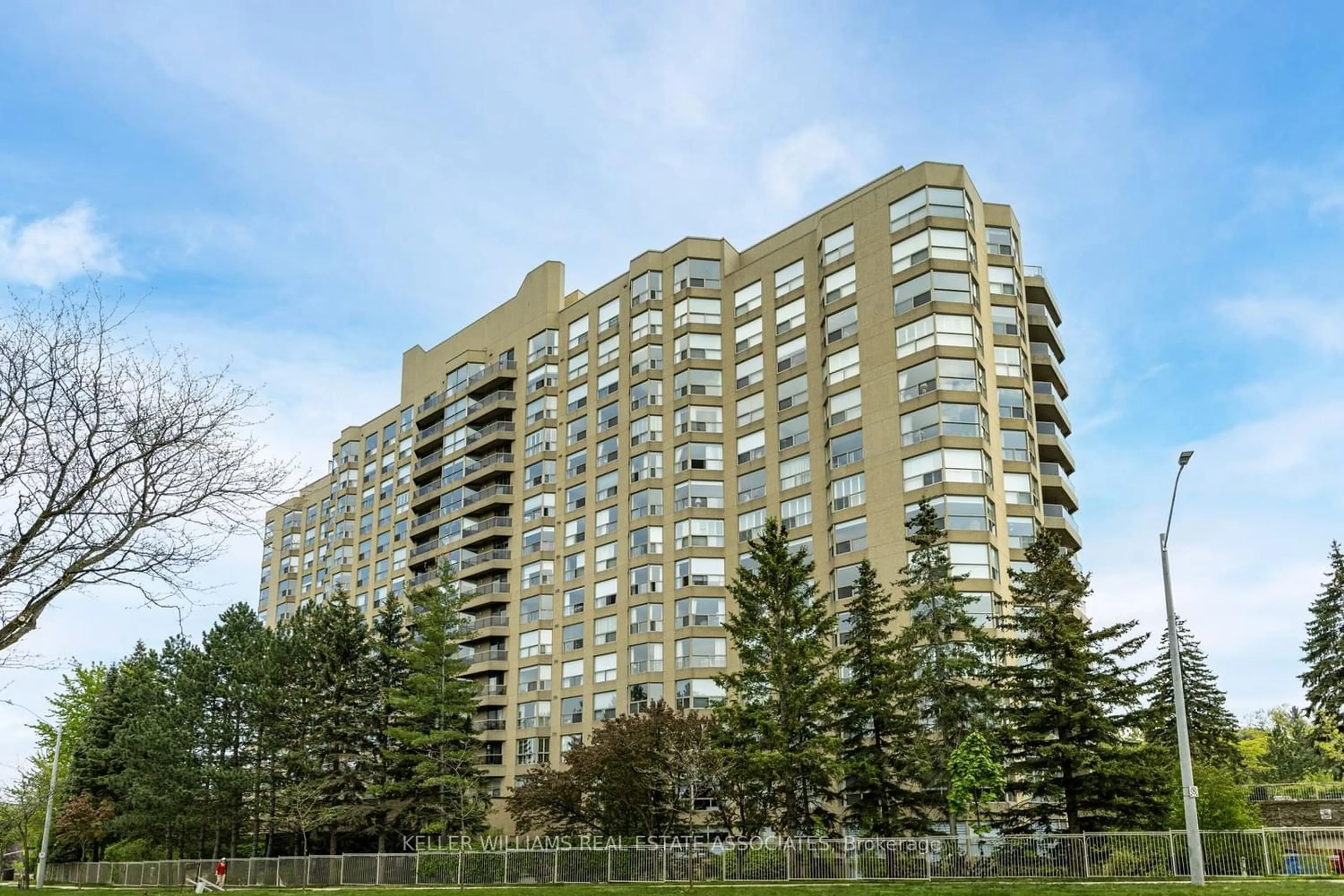 A pic from exterior of the house or condo for 1800 The Collegeway Way #910, Mississauga Ontario L5L 5S4