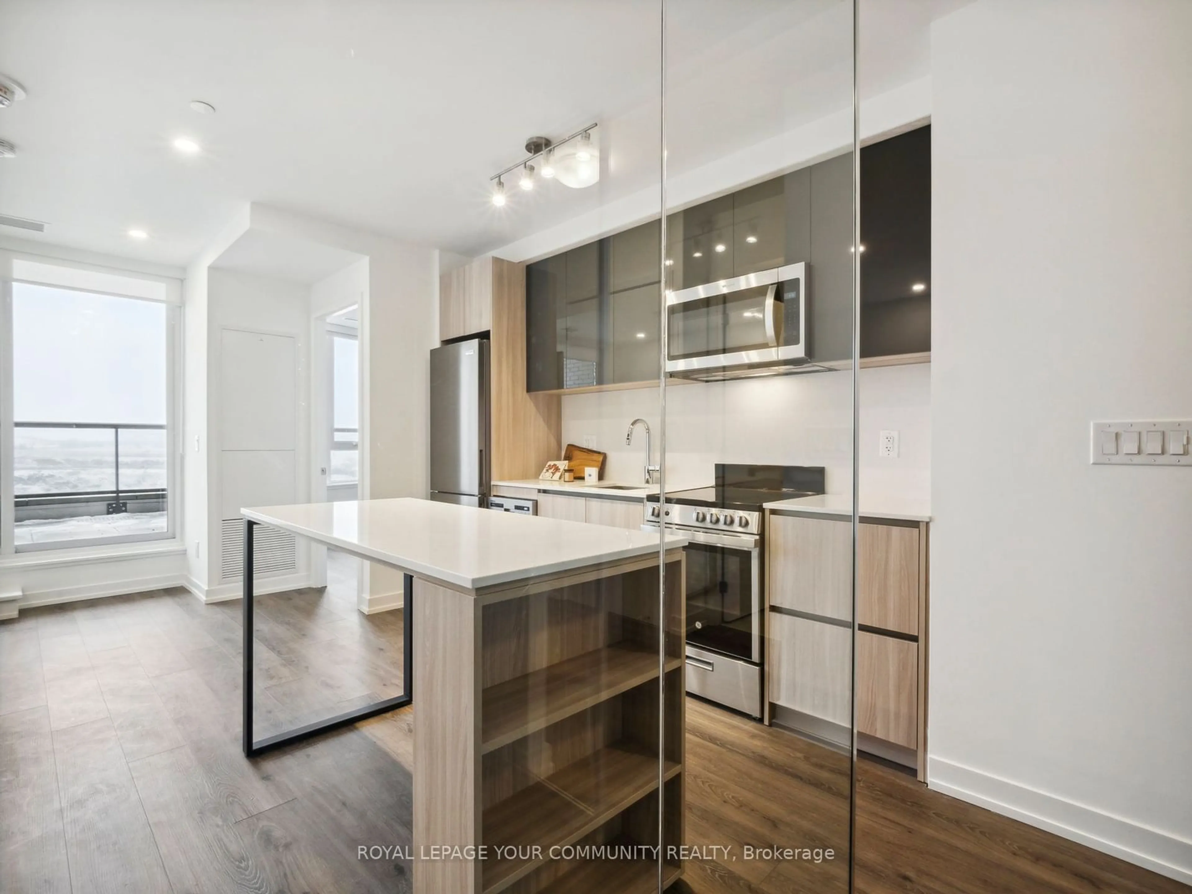 Standard kitchen for 3100 Keele St #709, Toronto Ontario M3M 2G4