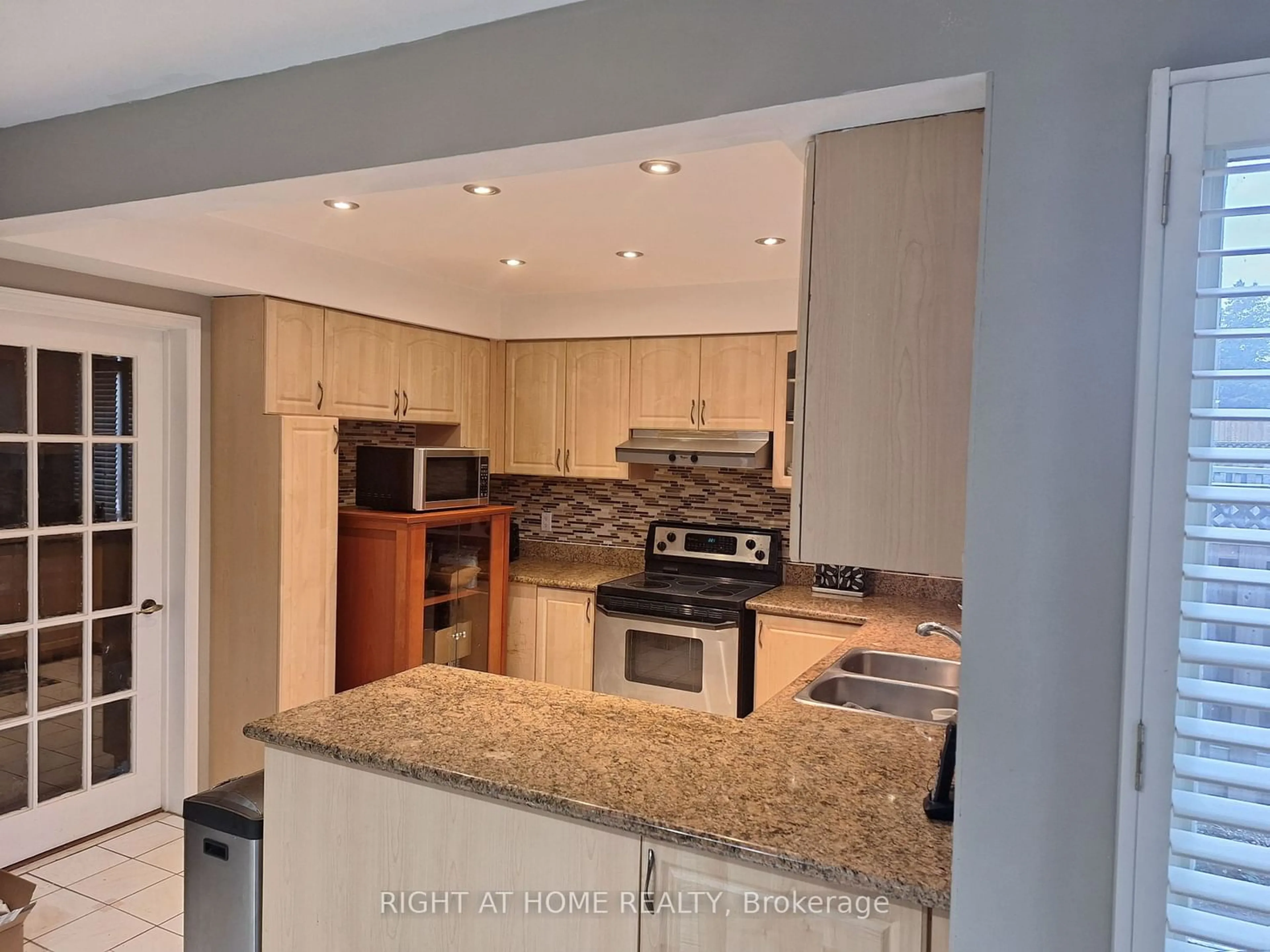 Kitchen for 1961 Aldermead Rd, Mississauga Ontario L5M 3A1