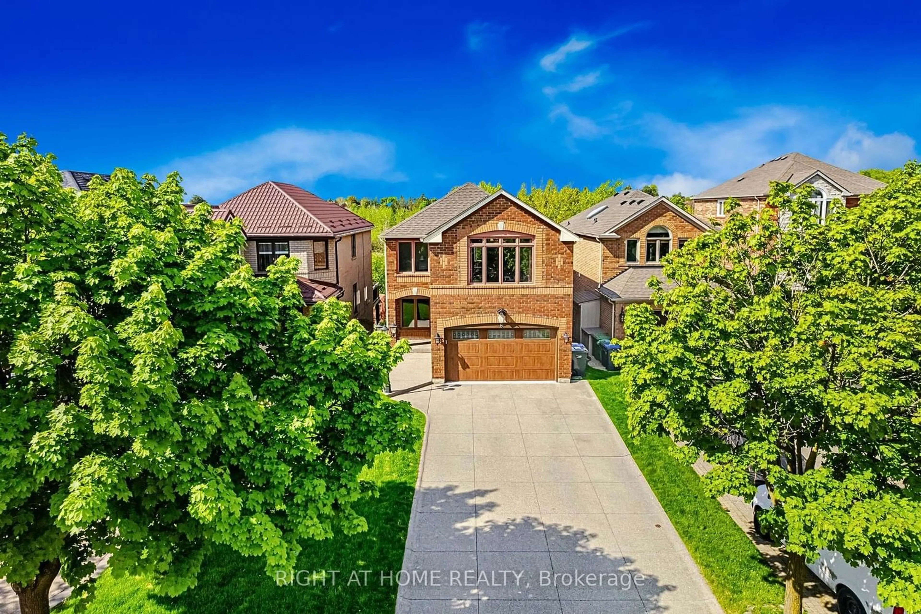 Frontside or backside of a home for 8 Cedarview Crt, Brampton Ontario L6Z 4T2