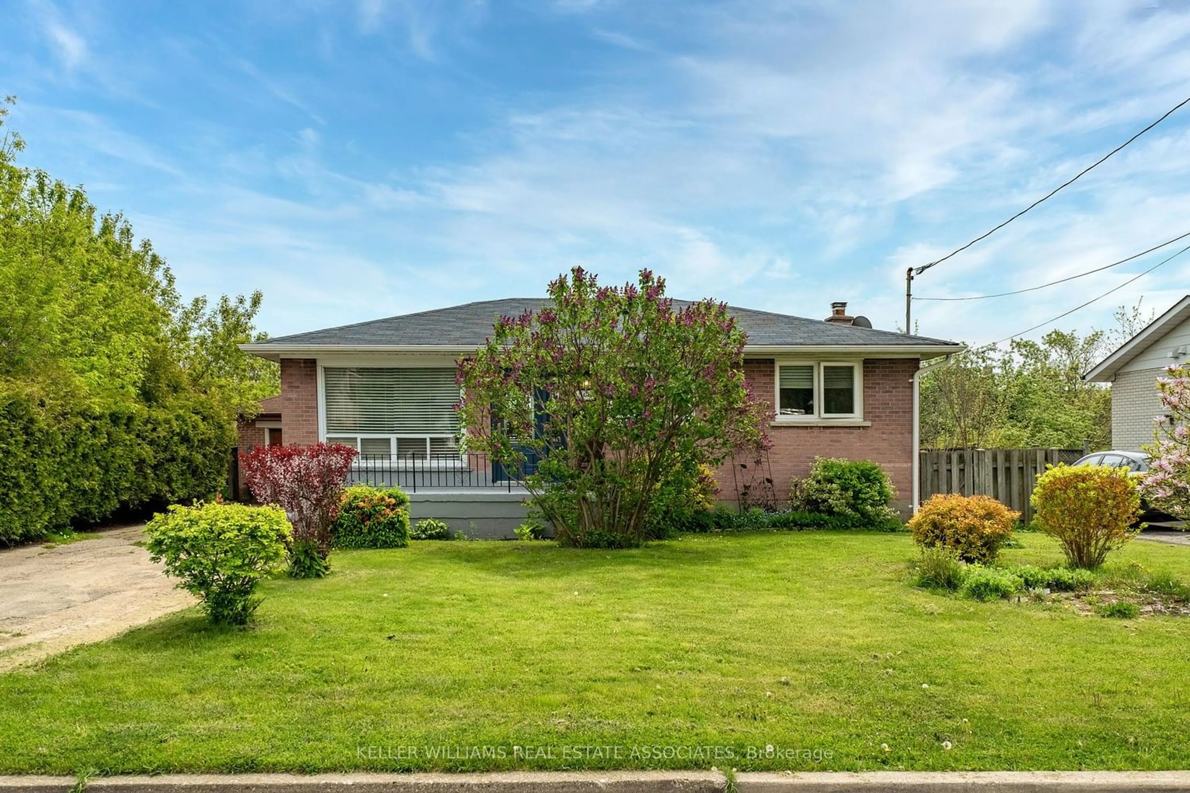Frontside or backside of a home for 366 Marf Ave, Mississauga Ontario L5G 1T1