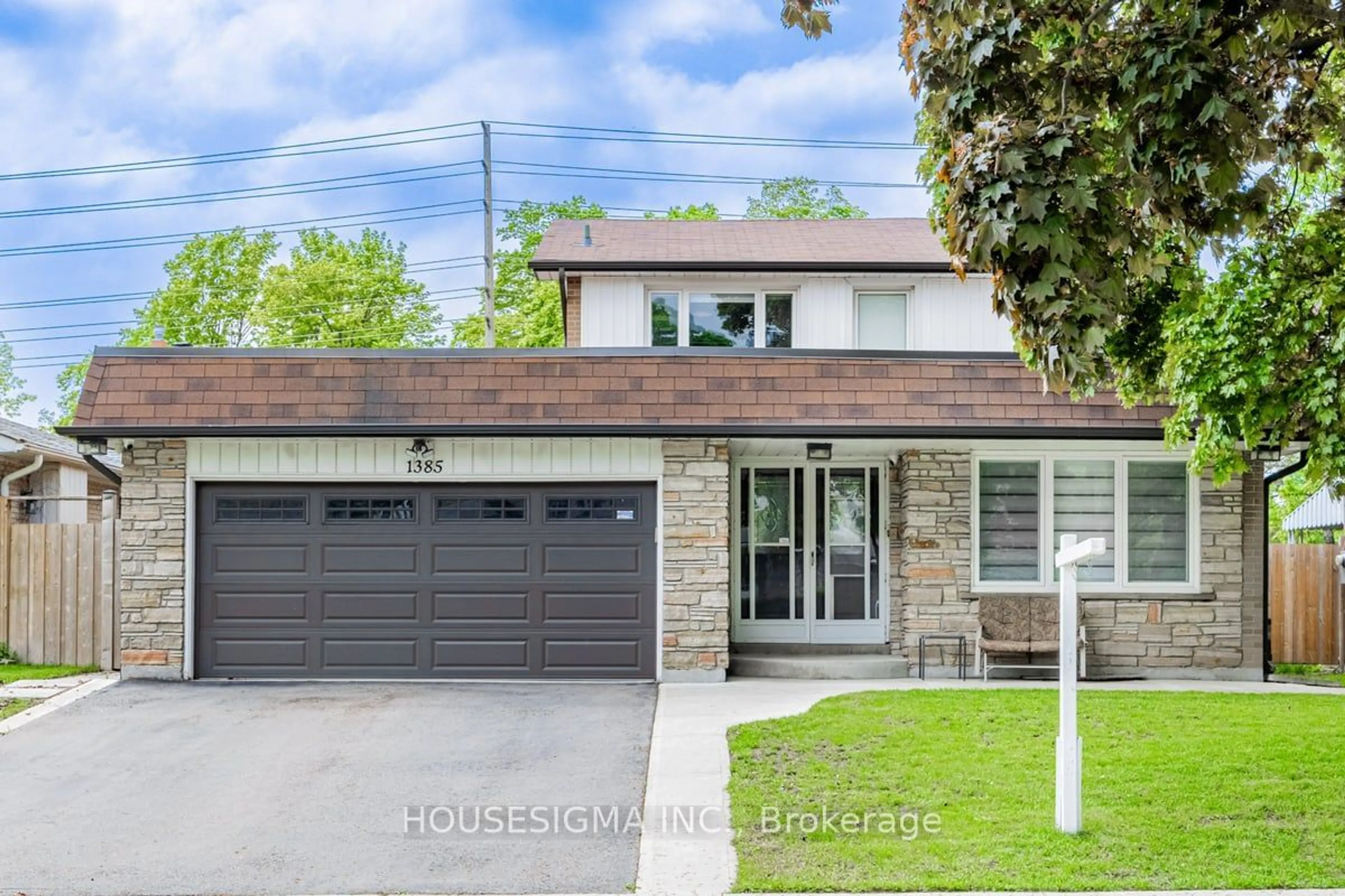 Home with brick exterior material for 1385 Tyneburn Cres, Mississauga Ontario L4X 1P6