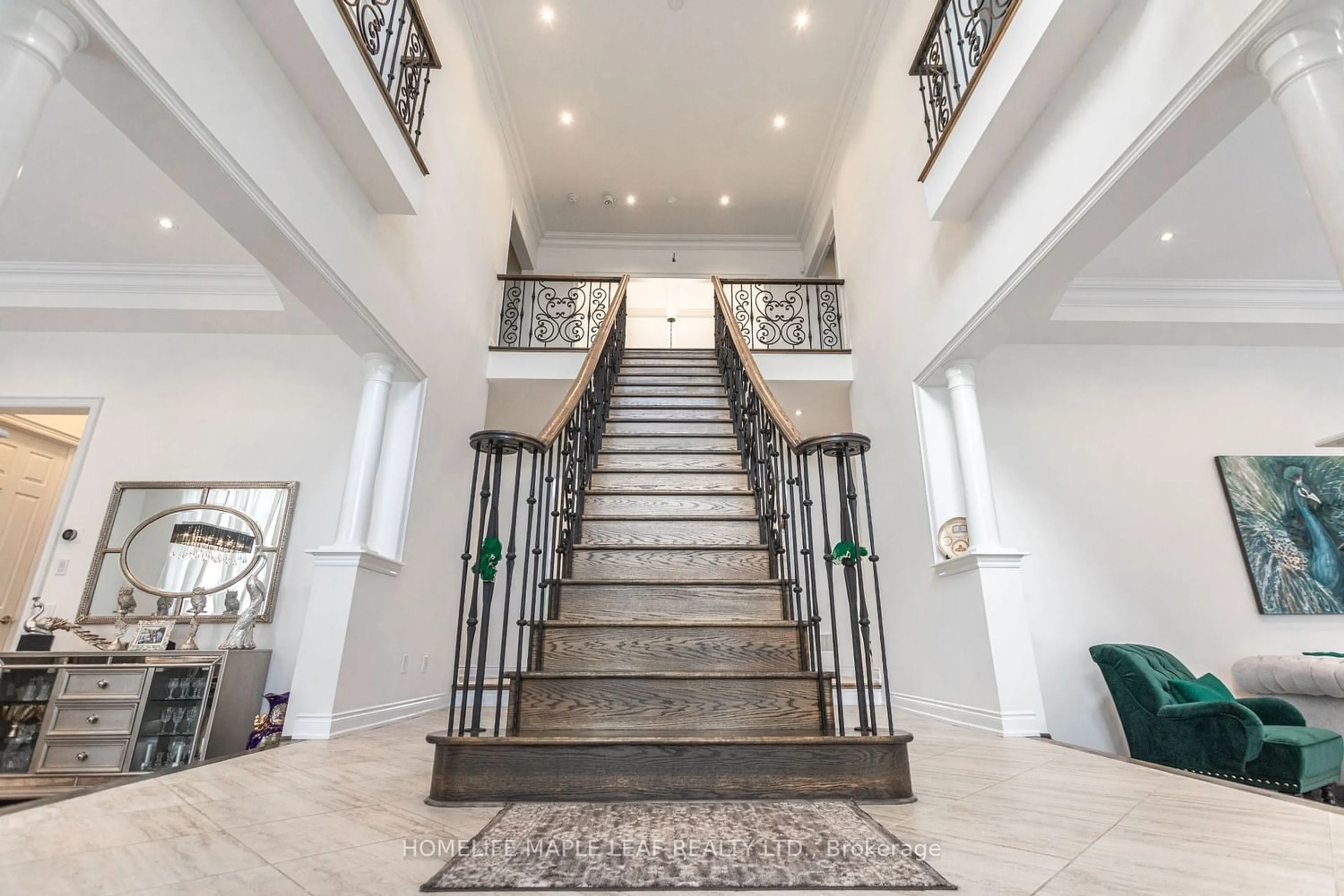 Indoor foyer for 7263 Second Line, Mississauga Ontario L5W 1A1