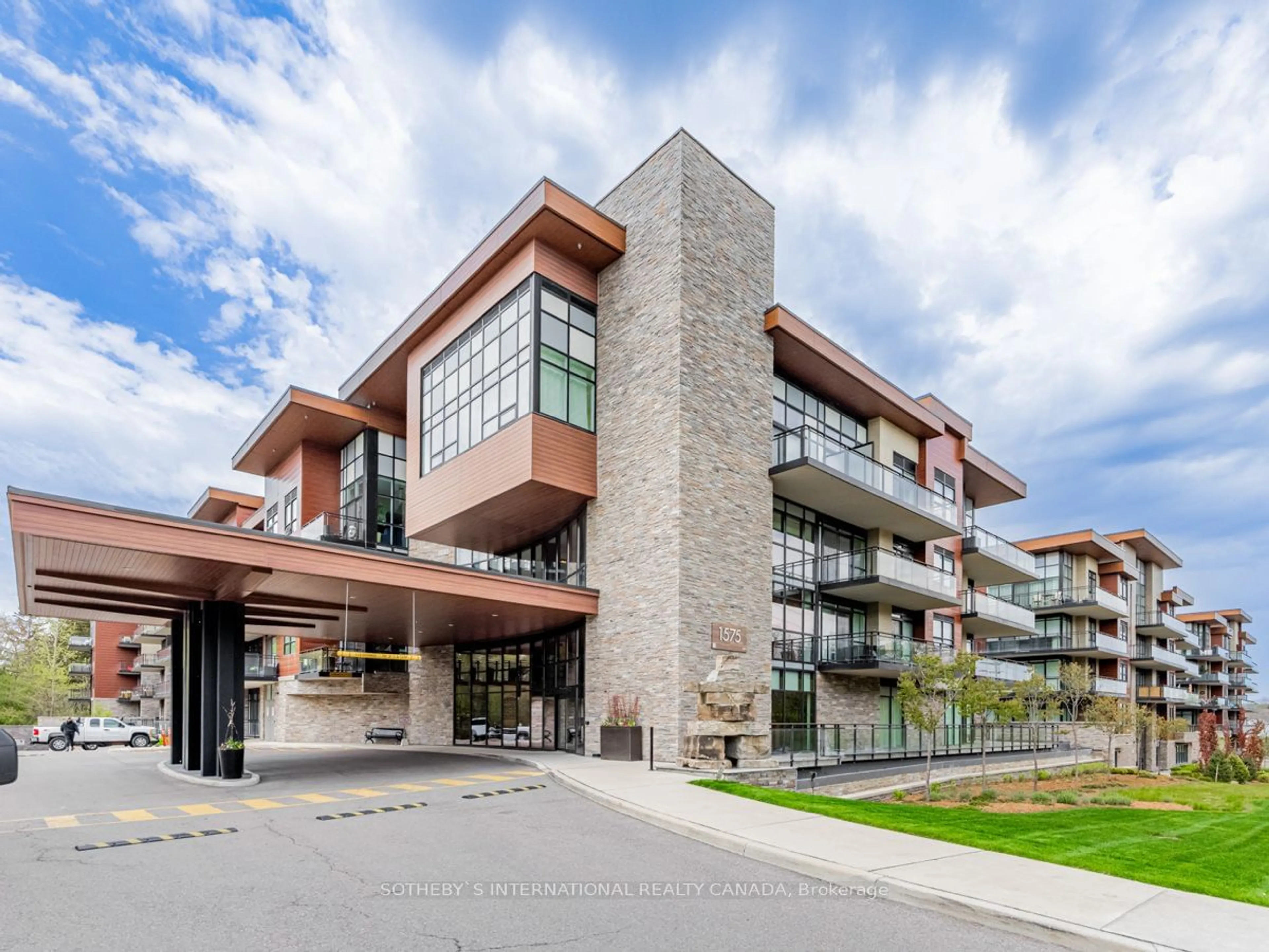 A pic from exterior of the house or condo for 1575 Lakeshore Rd #366, Mississauga Ontario L5J 0B1