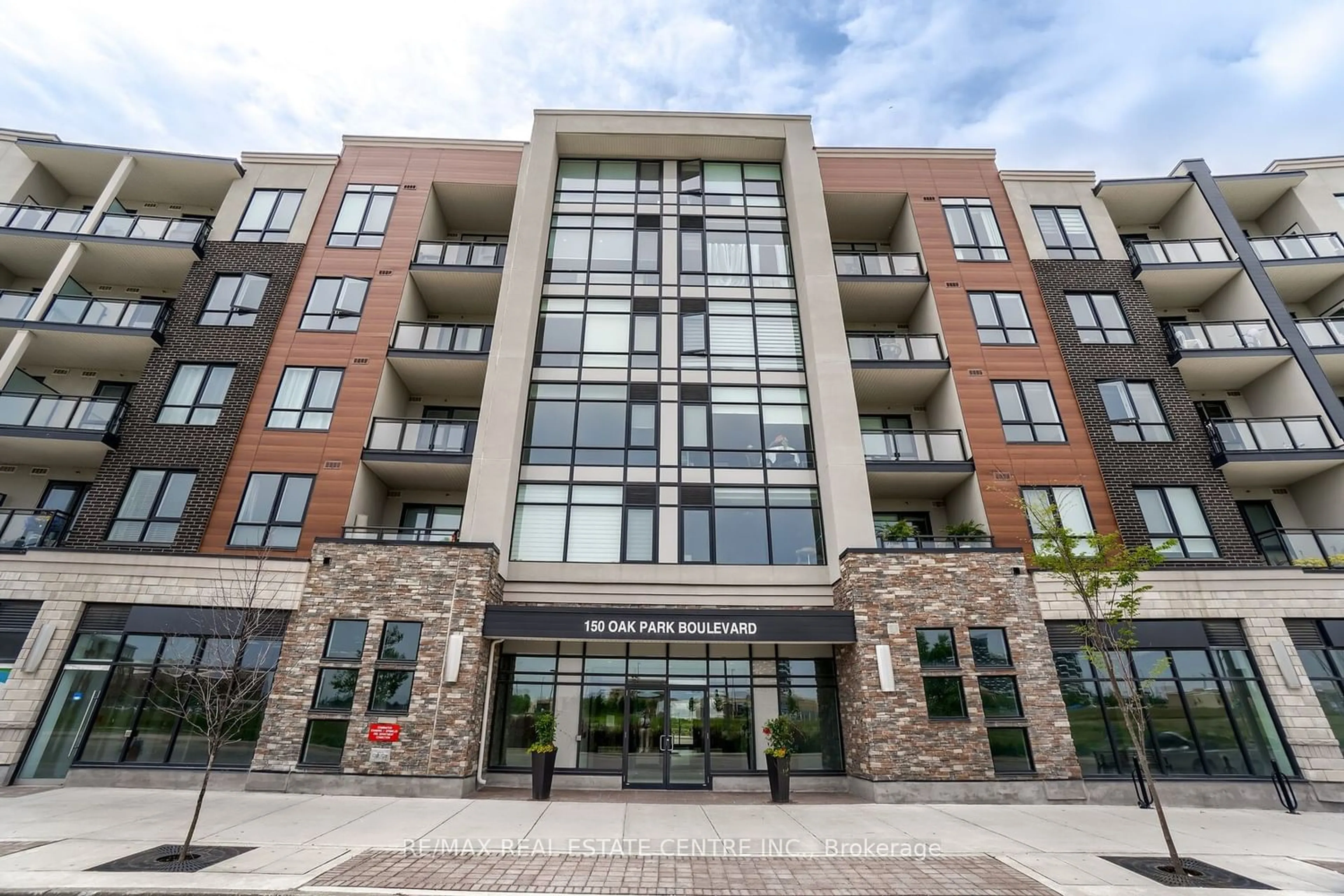 A pic from exterior of the house or condo for 150 Oak Park Blvd #318, Oakville Ontario L7R 3P2