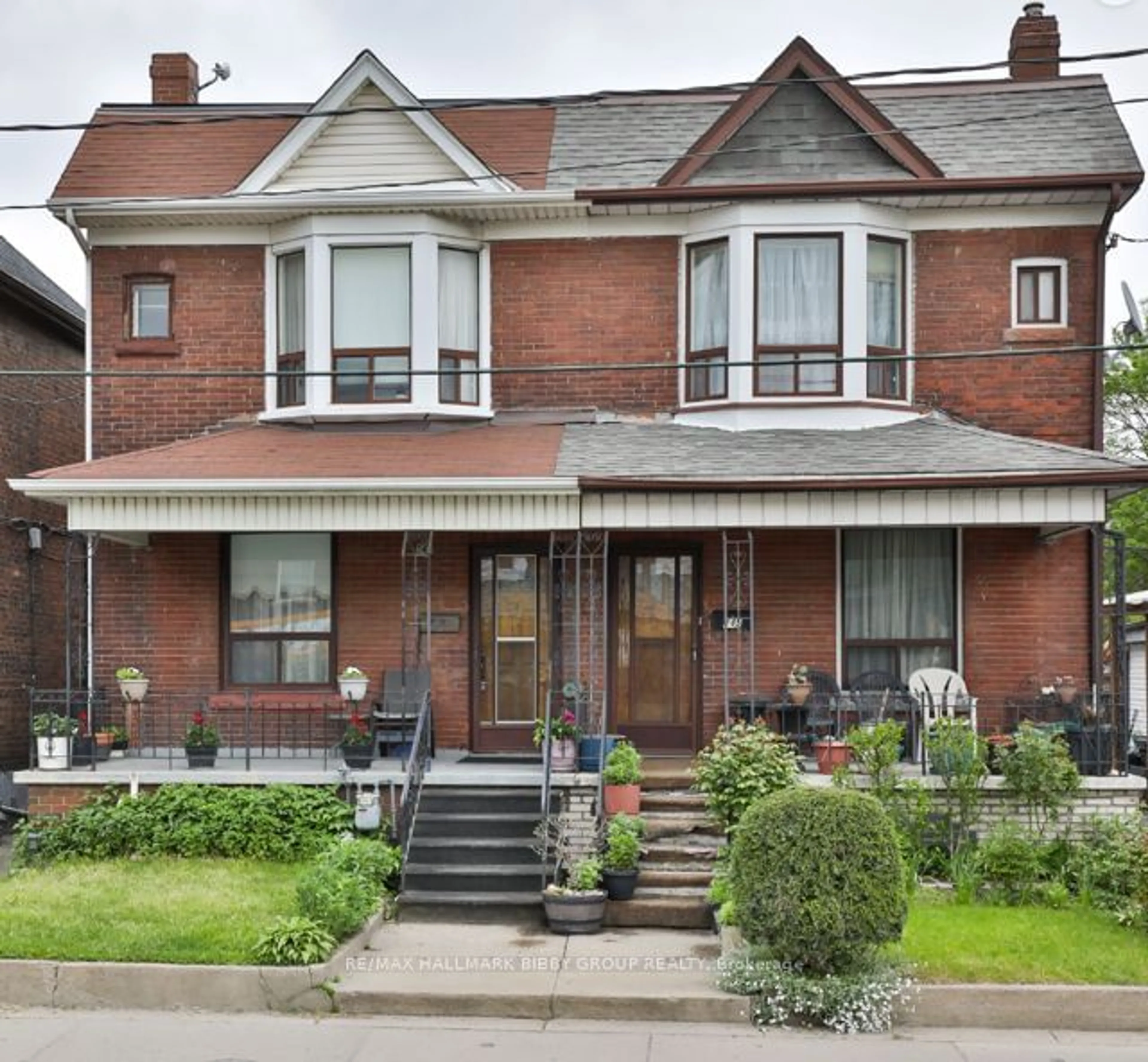 Home with brick exterior material for 747 Lansdowne Ave, Toronto Ontario M6H 3Y9