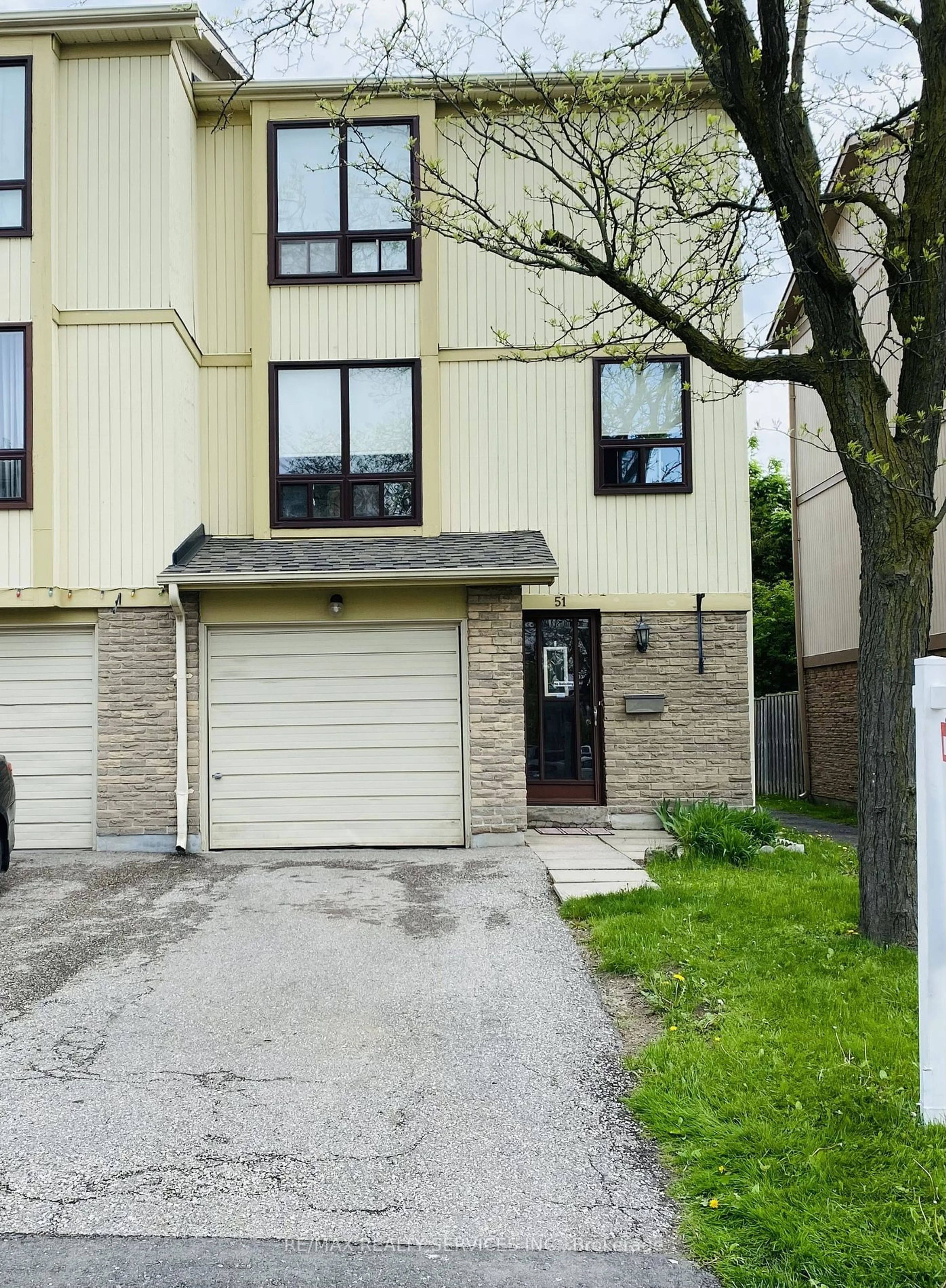 A pic from exterior of the house or condo for 51 Guildford Cres #51, Brampton Ontario L6S 3K2