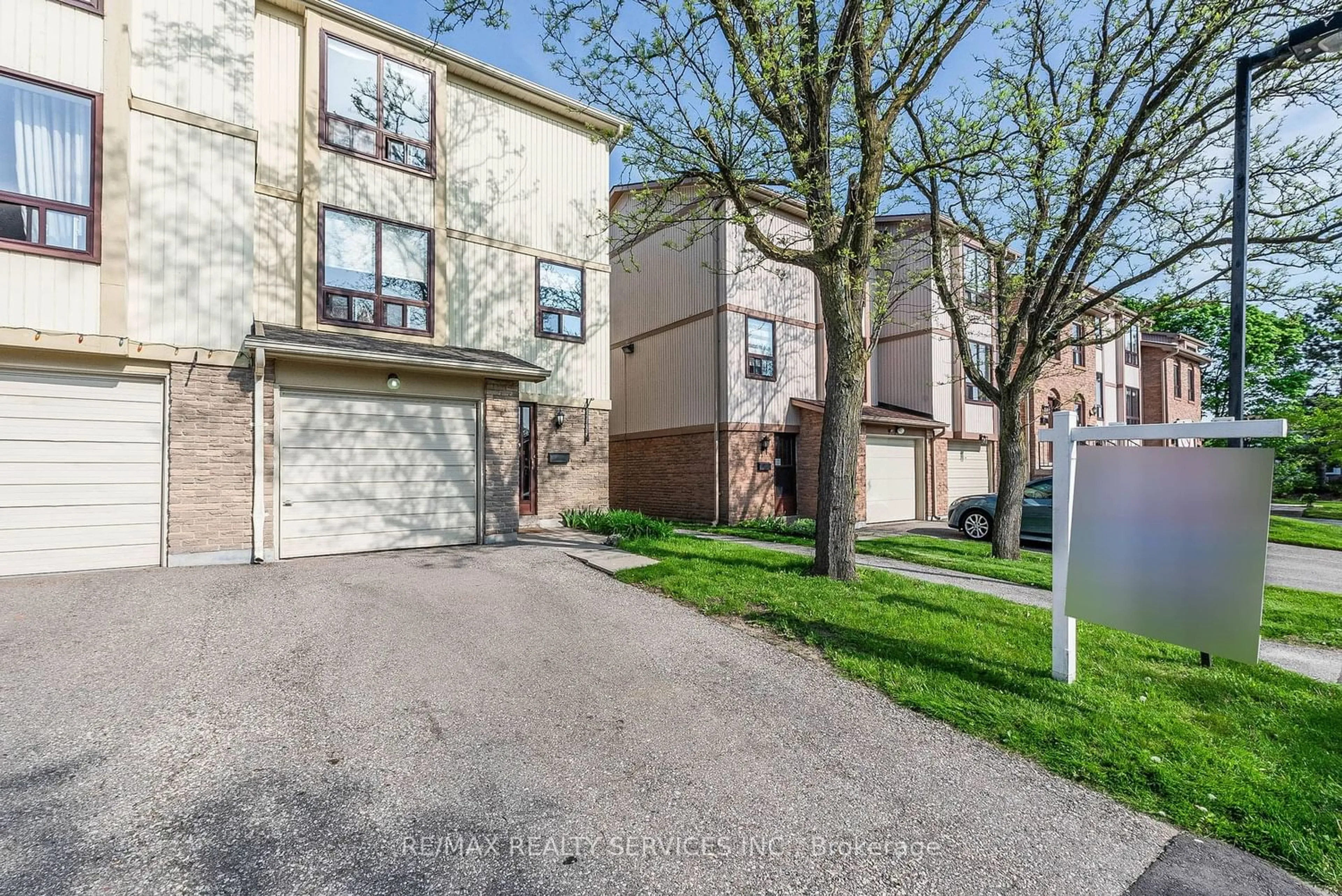 A pic from exterior of the house or condo for 51 Guildford Cres #51, Brampton Ontario L6S 3K2