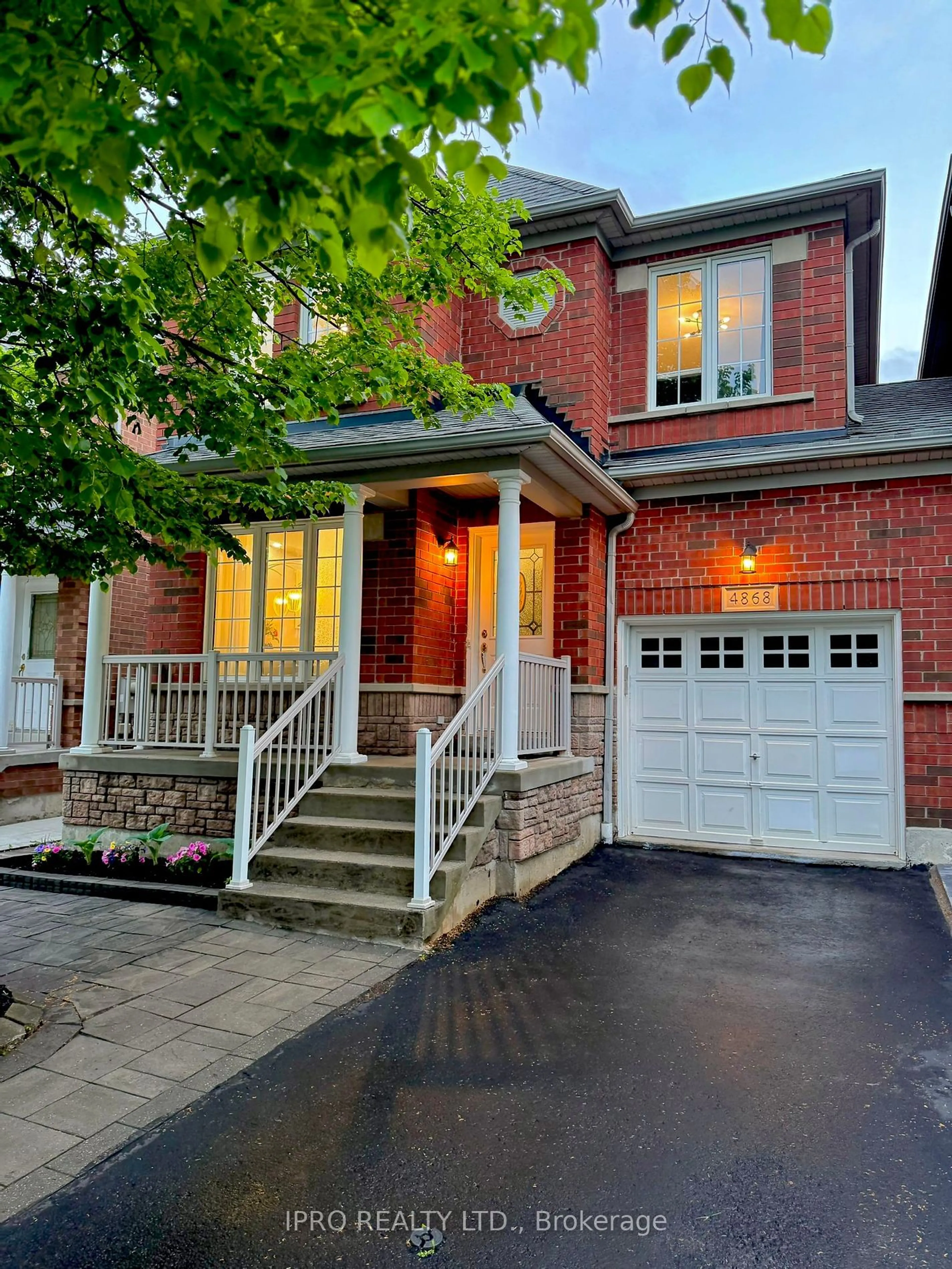 Home with brick exterior material for 4868 Marble Arch Mews, Mississauga Ontario L5M 7R1