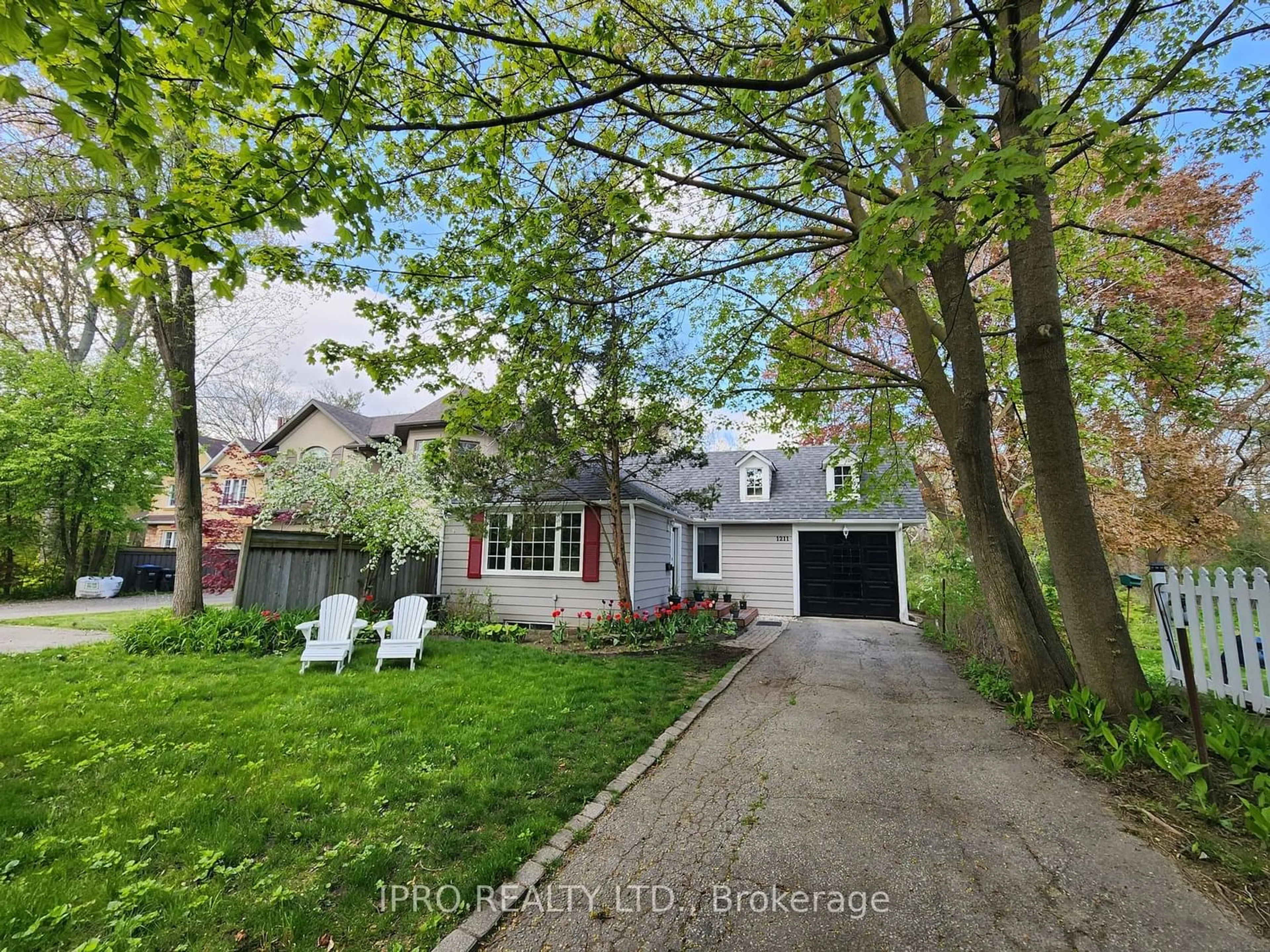 Frontside or backside of a home for 1211 Lorne Park Rd, Mississauga Ontario L5H 3A7