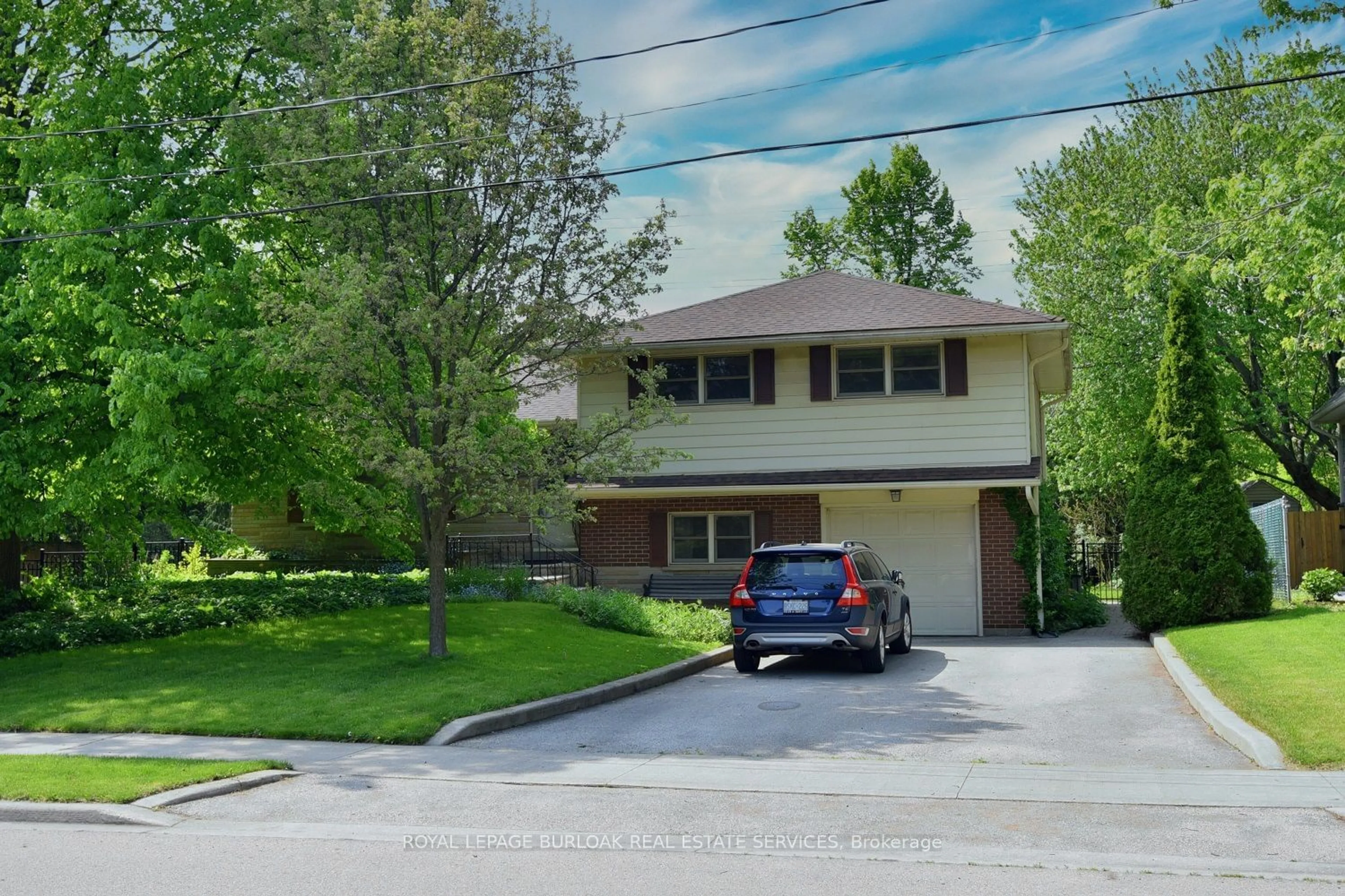 Frontside or backside of a home for 3023 St Clair Ave, Burlington Ontario L7N 1L4