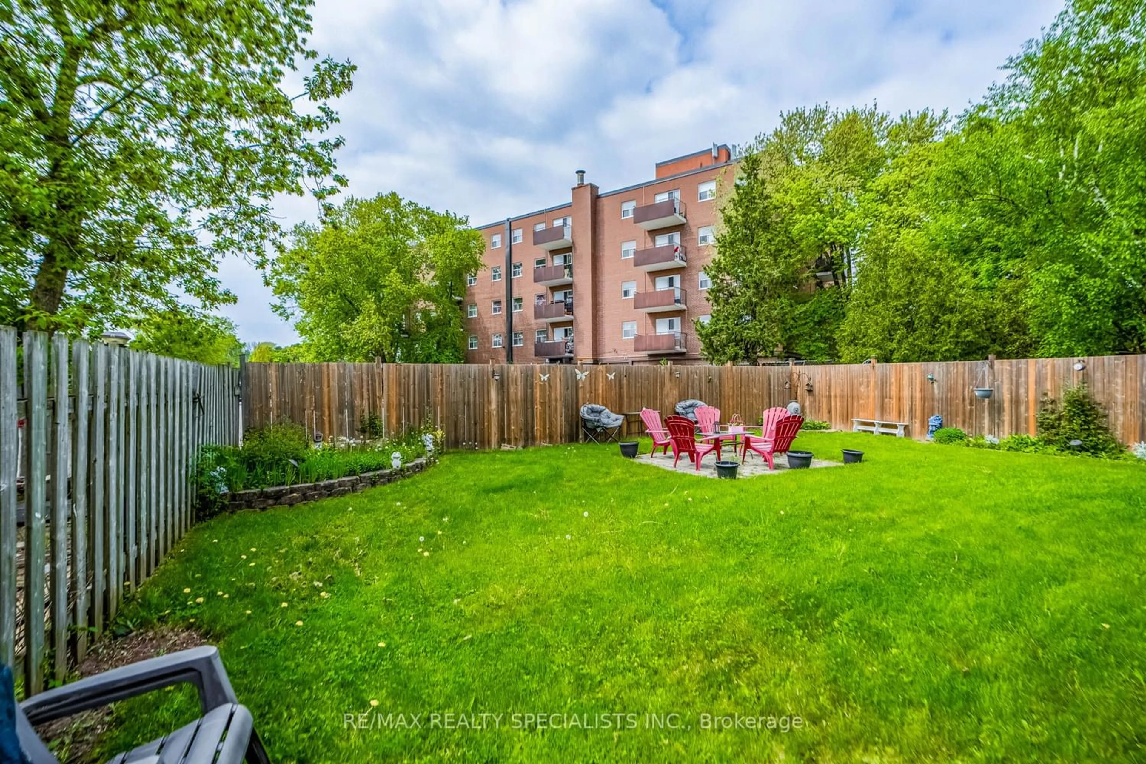Fenced yard for 169 North Service Rd, Oakville Ontario L6H 1A4