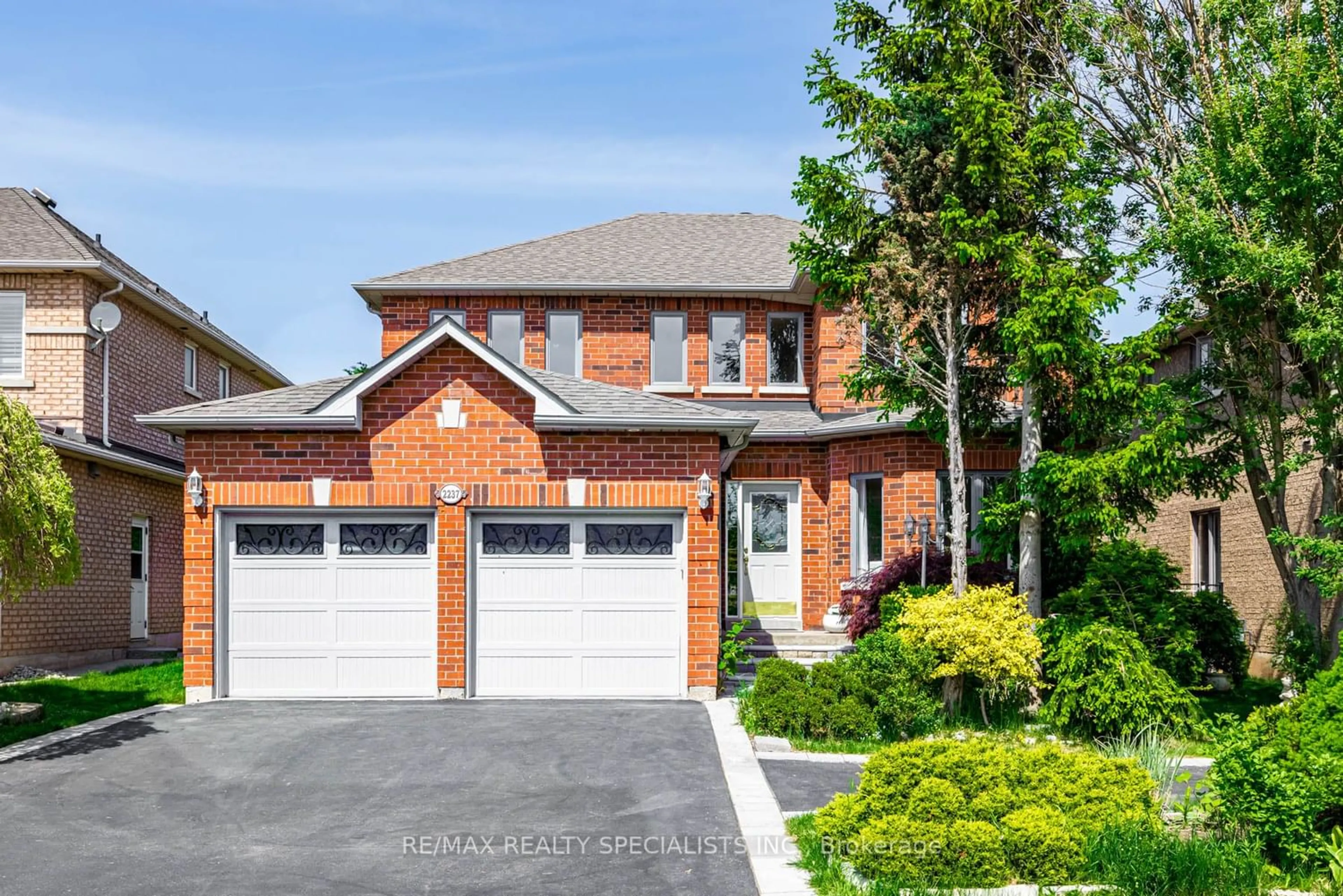 Home with brick exterior material for 2237 Proudfoot Tr, Oakville Ontario L6M 3S7