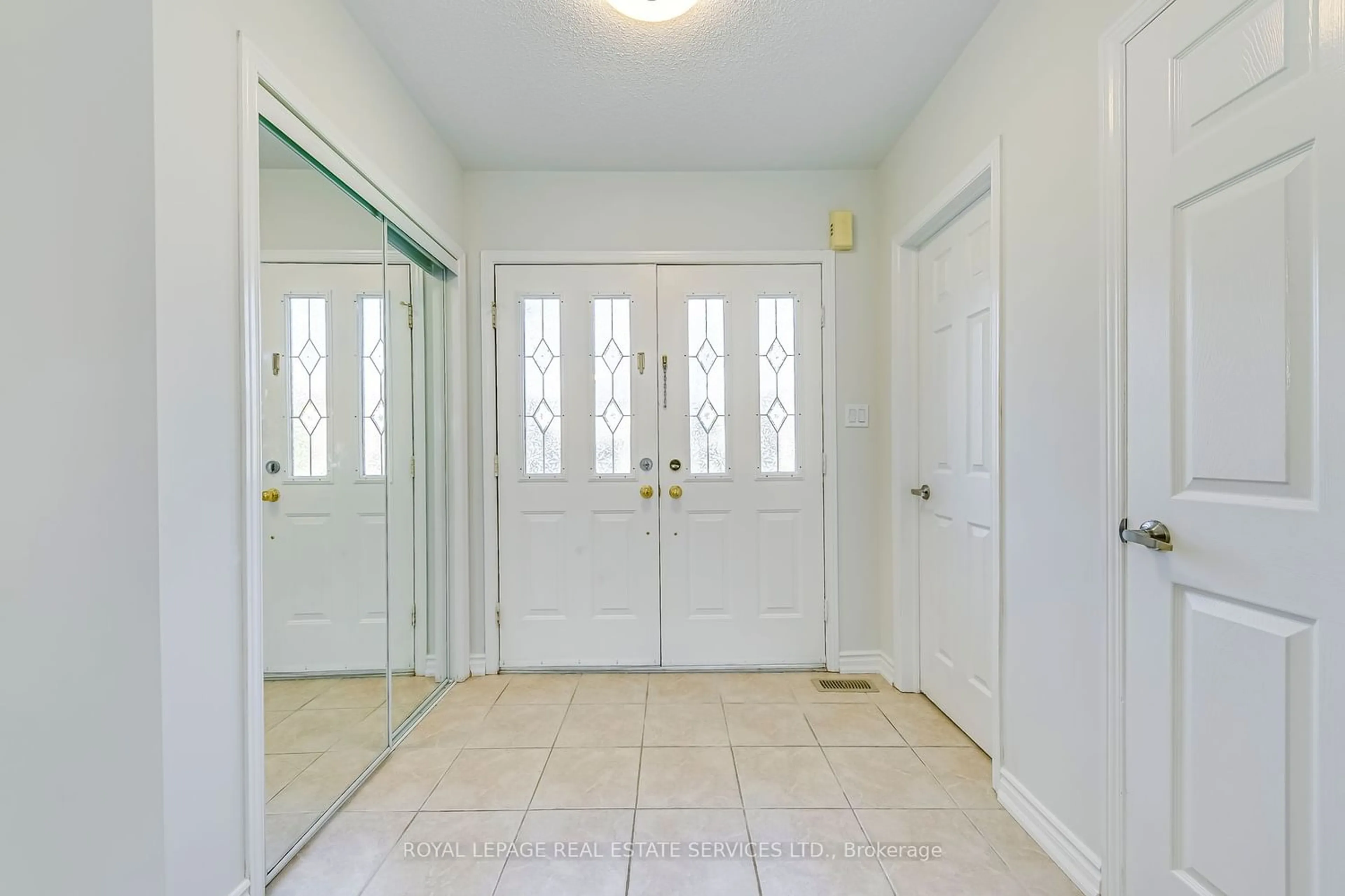 Indoor entryway for 2193 Pell Cres, Oakville Ontario L5M 3T5