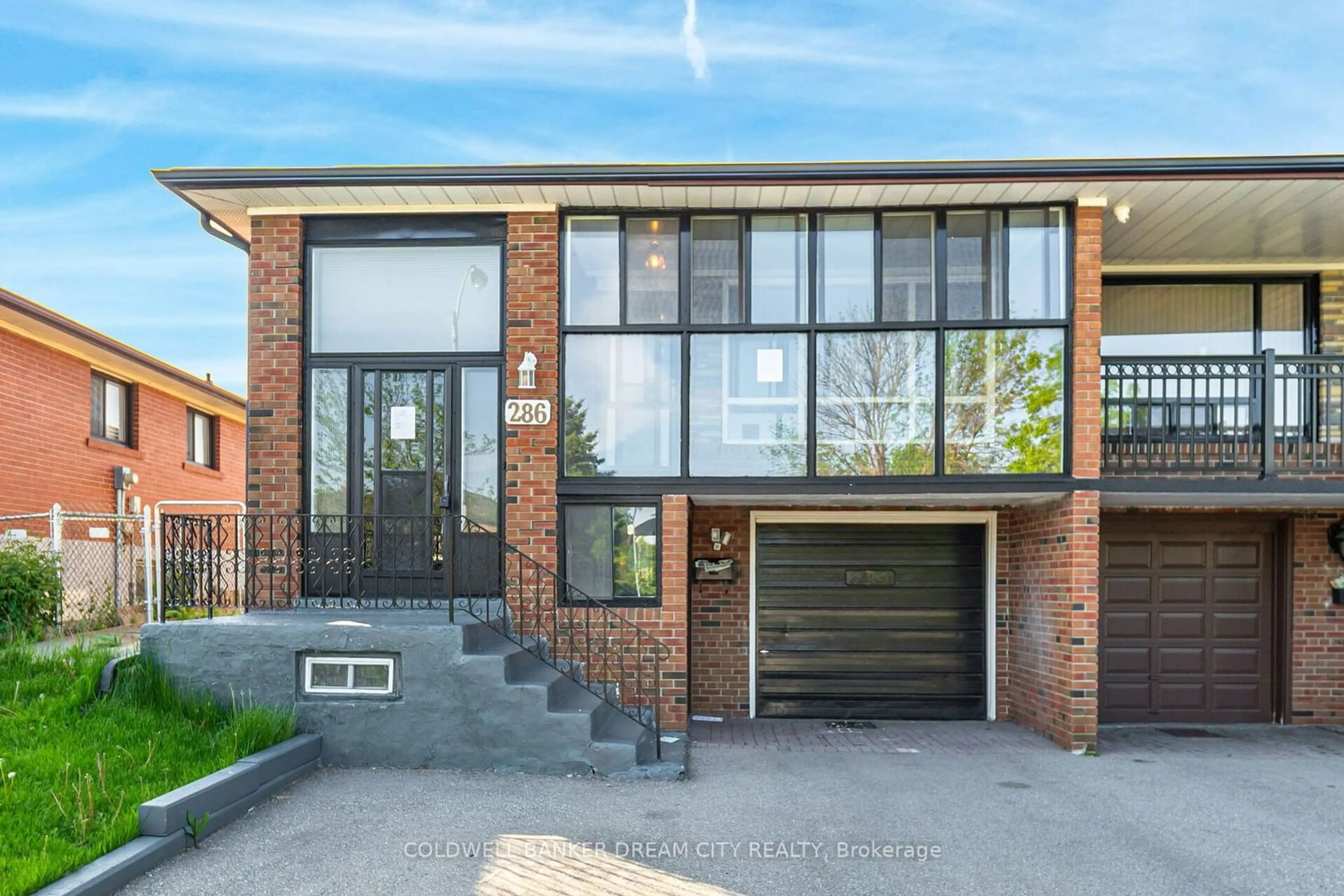 Home with brick exterior material for 286 Hullmar Dr, Toronto Ontario M3N 2G1