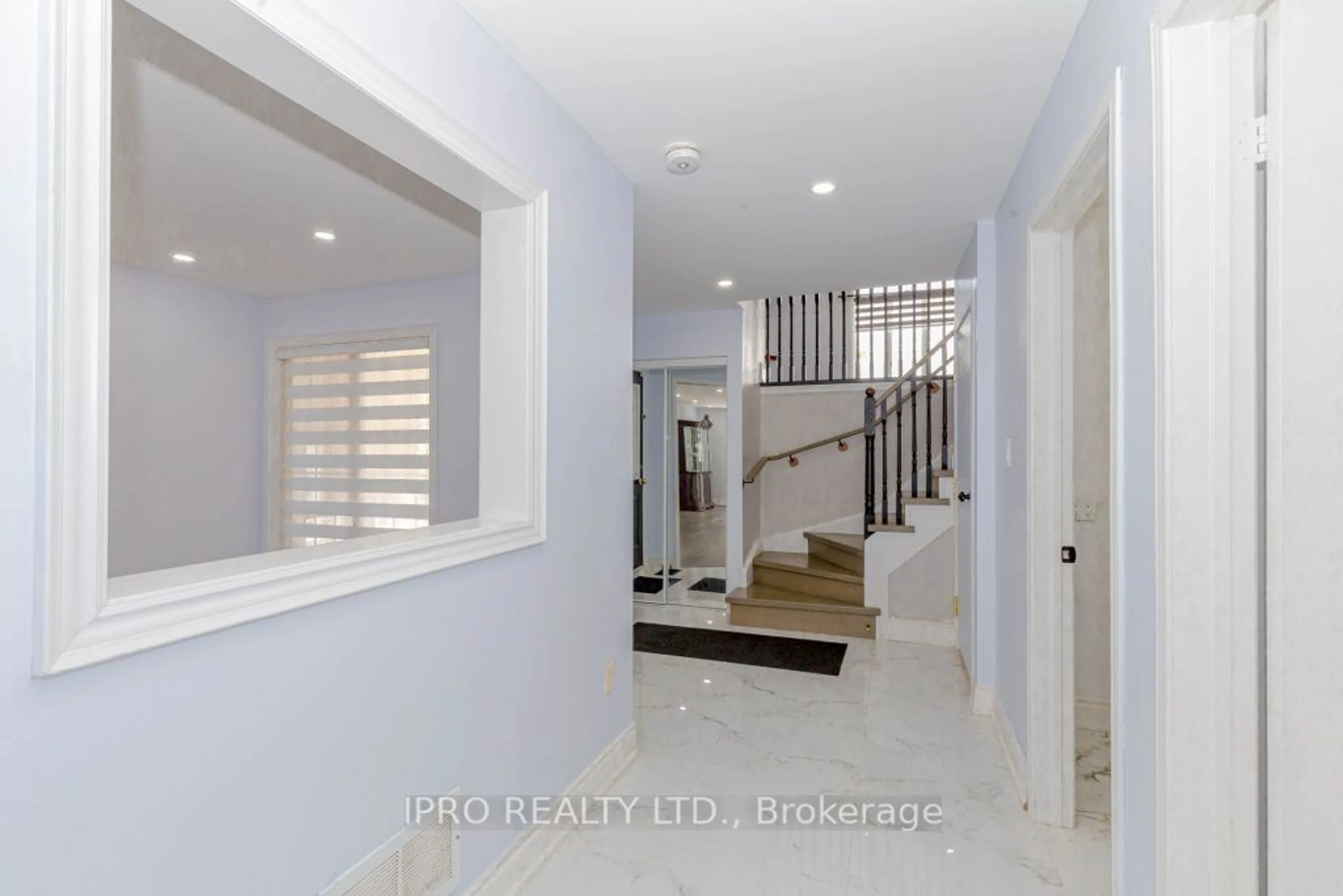 Indoor entryway for 3833 Althorpe Circ, Mississauga Ontario L5N 7G3