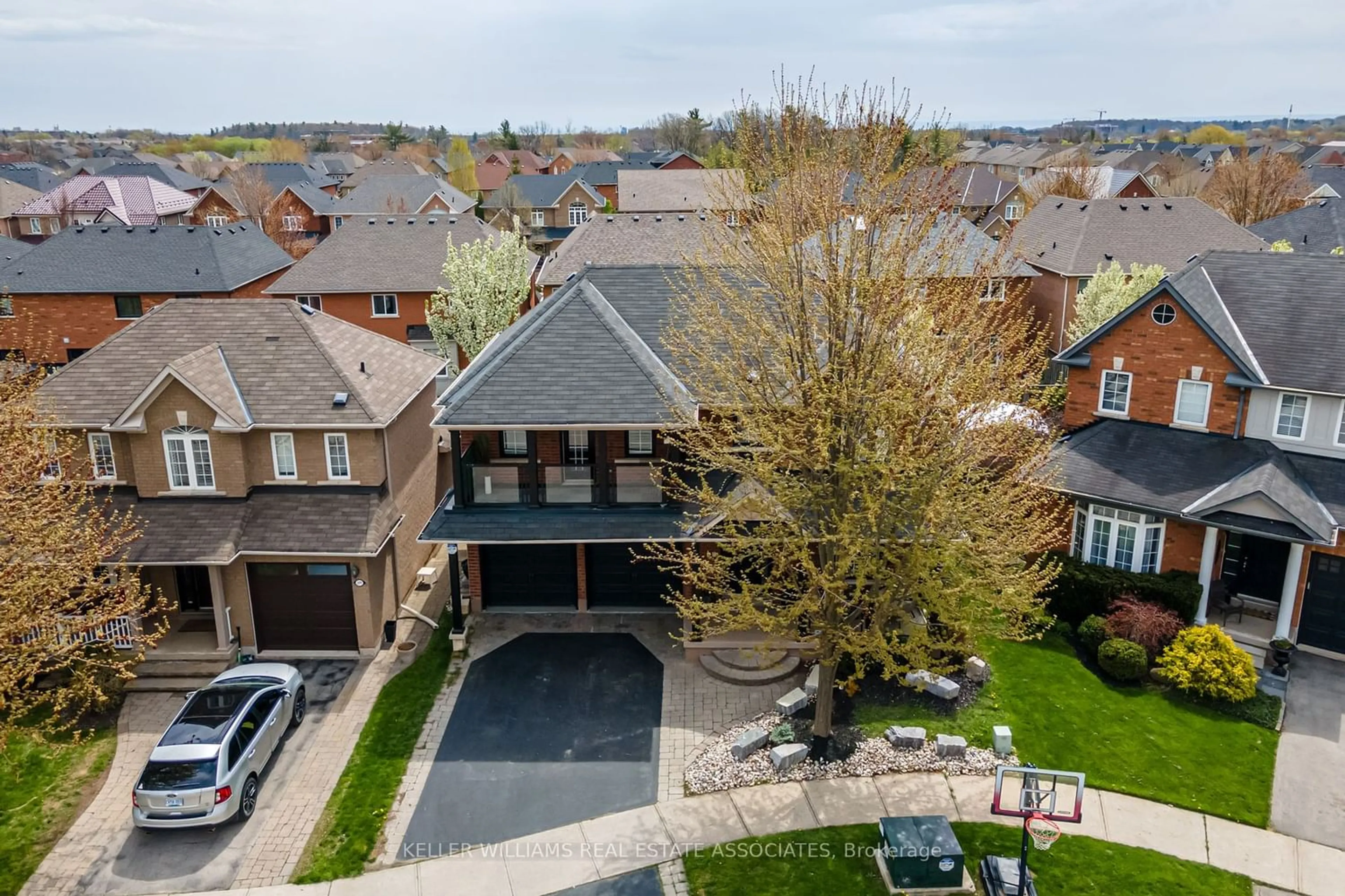 A pic from exterior of the house or condo for 2375 Briargrove Circ, Oakville Ontario L6M 5A3