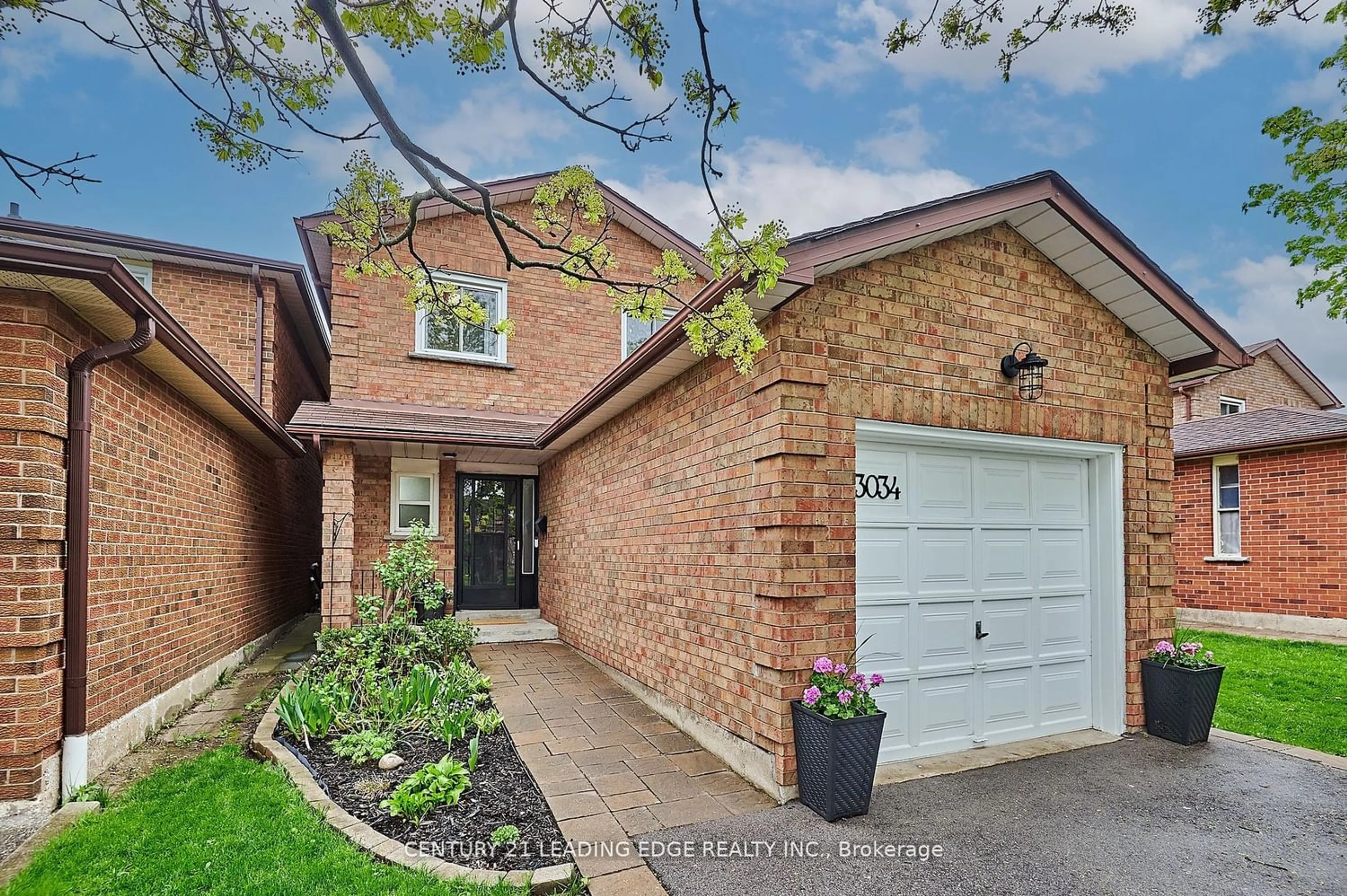 Home with brick exterior material for 3034 Mikeboro Crt, Mississauga Ontario L5A 4B5