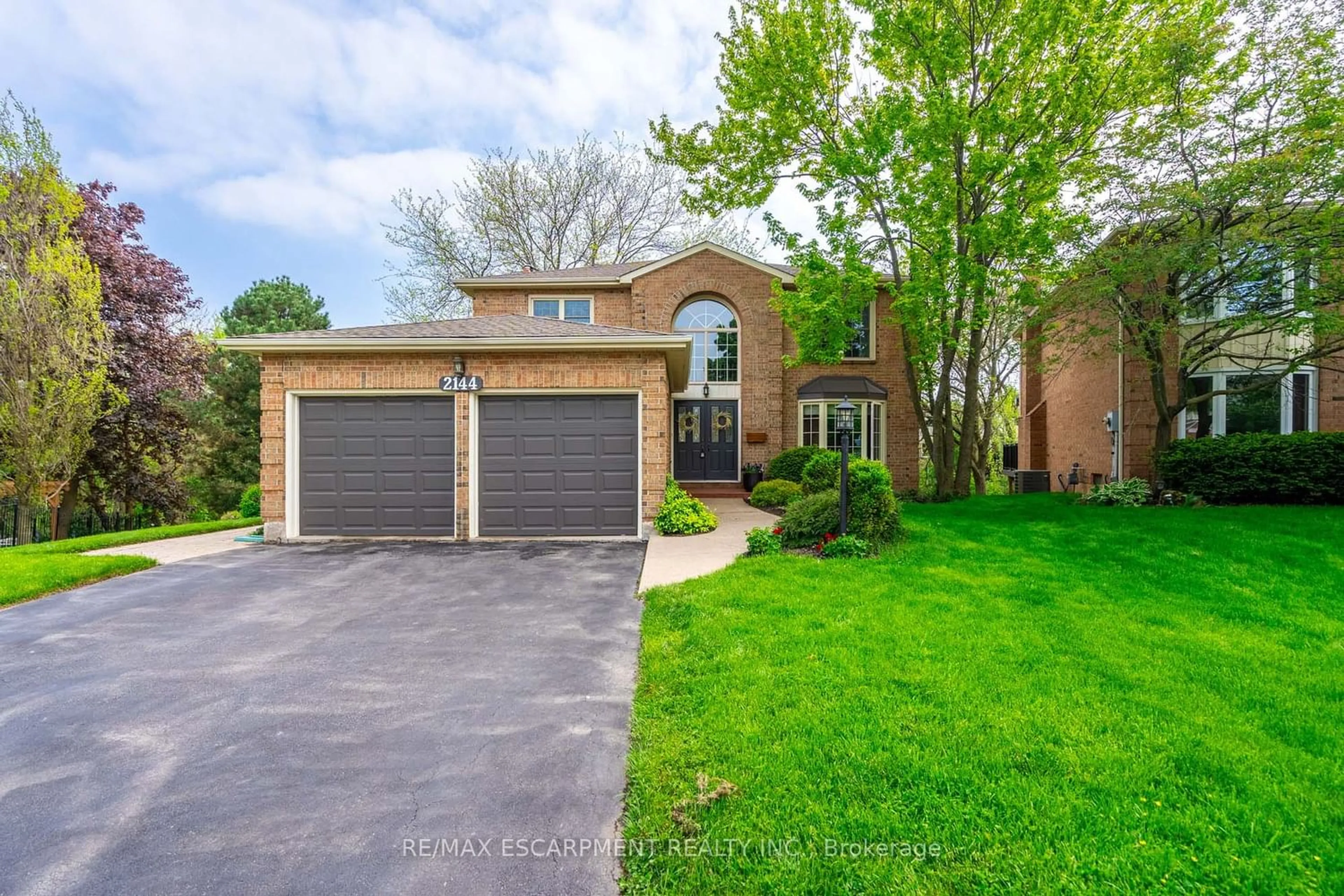 Frontside or backside of a home for 2144 Winding Way, Burlington Ontario L7M 2X9