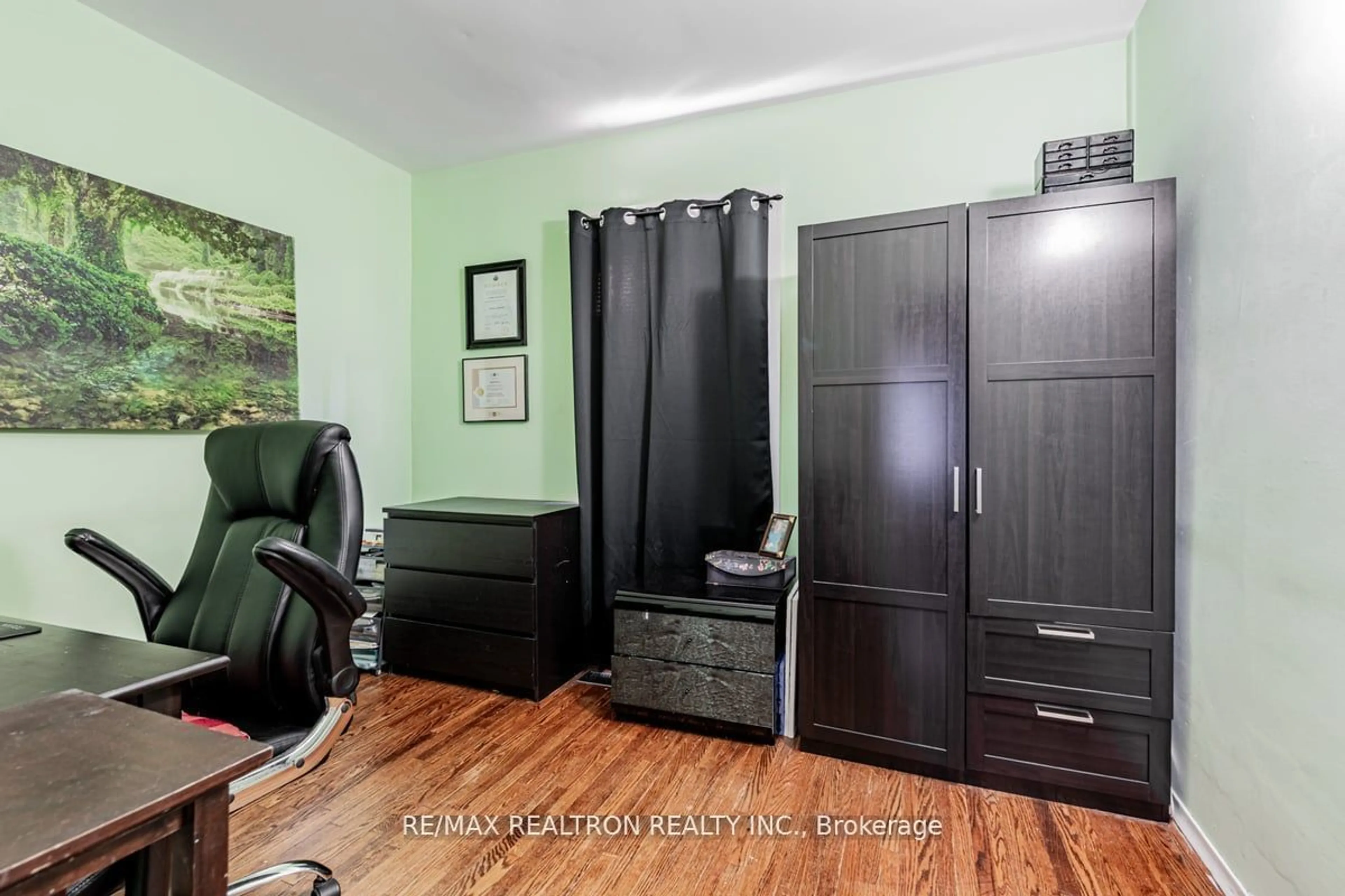 A pic of a room for 39 Nickle St, Toronto Ontario M6M 2H7
