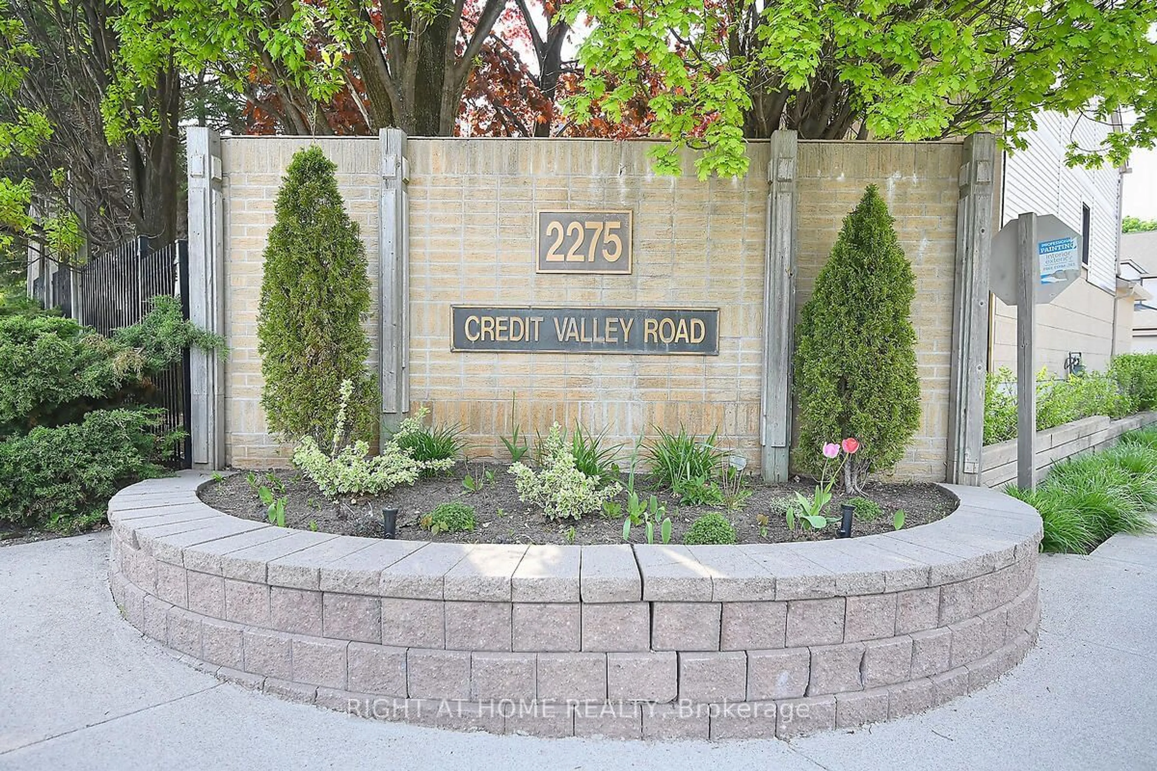 A pic from exterior of the house or condo for 2275 Credit Valley Rd #6, Mississauga Ontario L5M 4N5