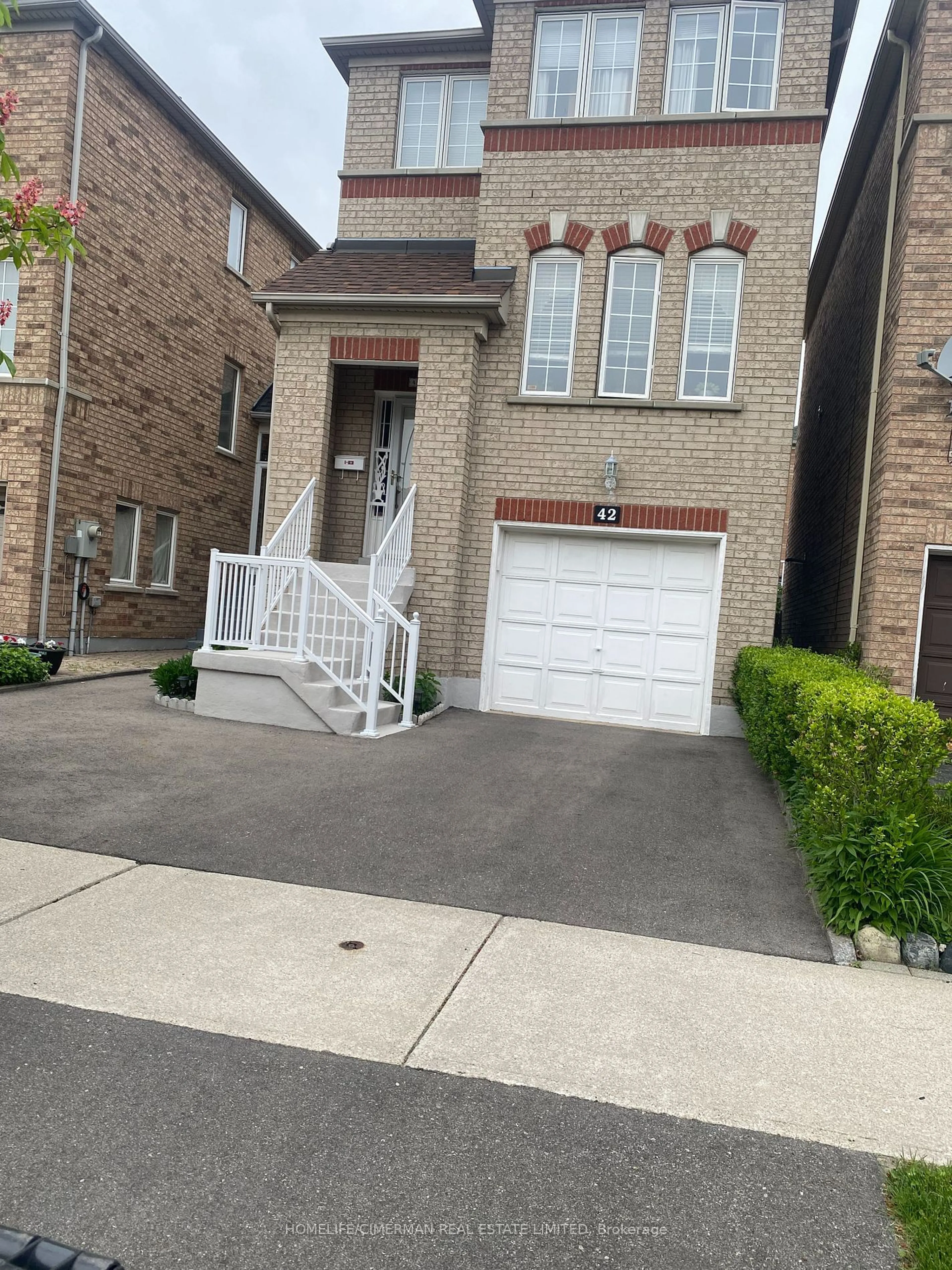 A pic from exterior of the house or condo for 42 Millennium Dr, Toronto Ontario M6M 5K5