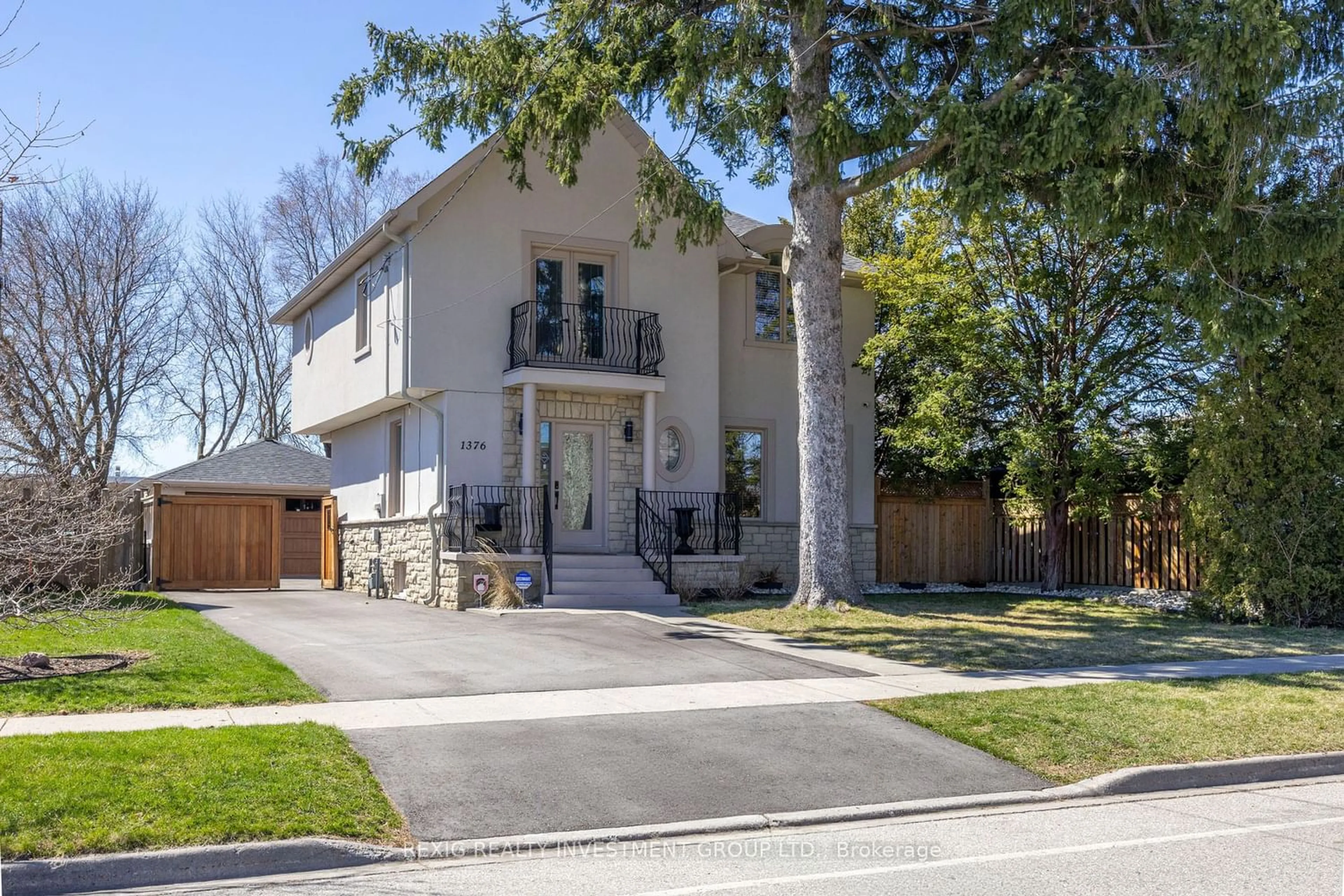 Frontside or backside of a home for 1376 Northaven Dr, Mississauga Ontario L5G 4E9